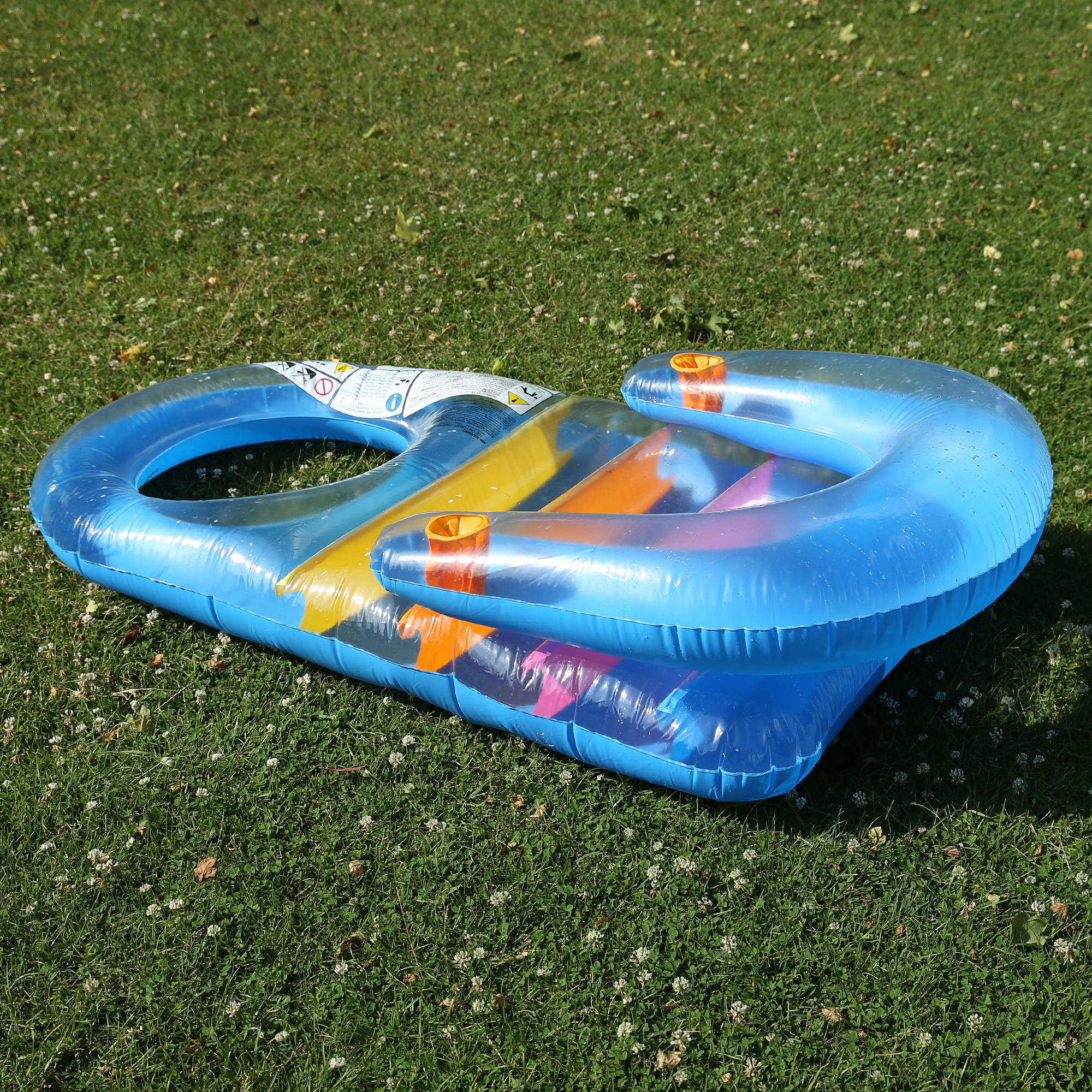 Sedia galleggiante gonfiabile Jilong Fashion Lounge 150x86 cm in PVC blu trasparente con schienale, portabicchieri e strisce colorate, ideale per piscina o mare, adatta a ragazzi e adulti.