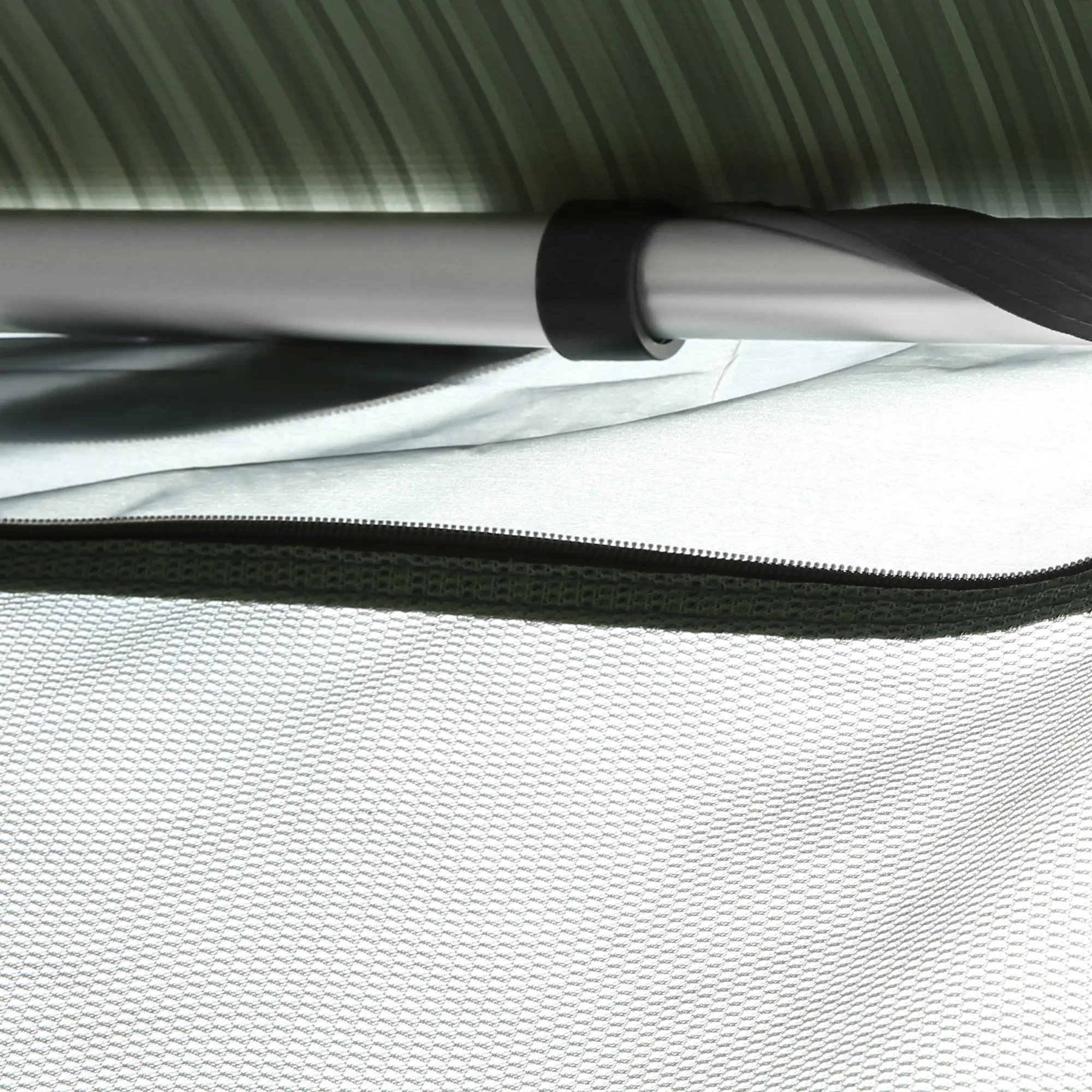 Barre de tension your GEAR Rafter Pole TO 6000 en aluminium, installée sous une toile de store, avec fixation textile et fermeture éclair visible, adaptée aux auvents Thule Omnistor série 5 et 6.