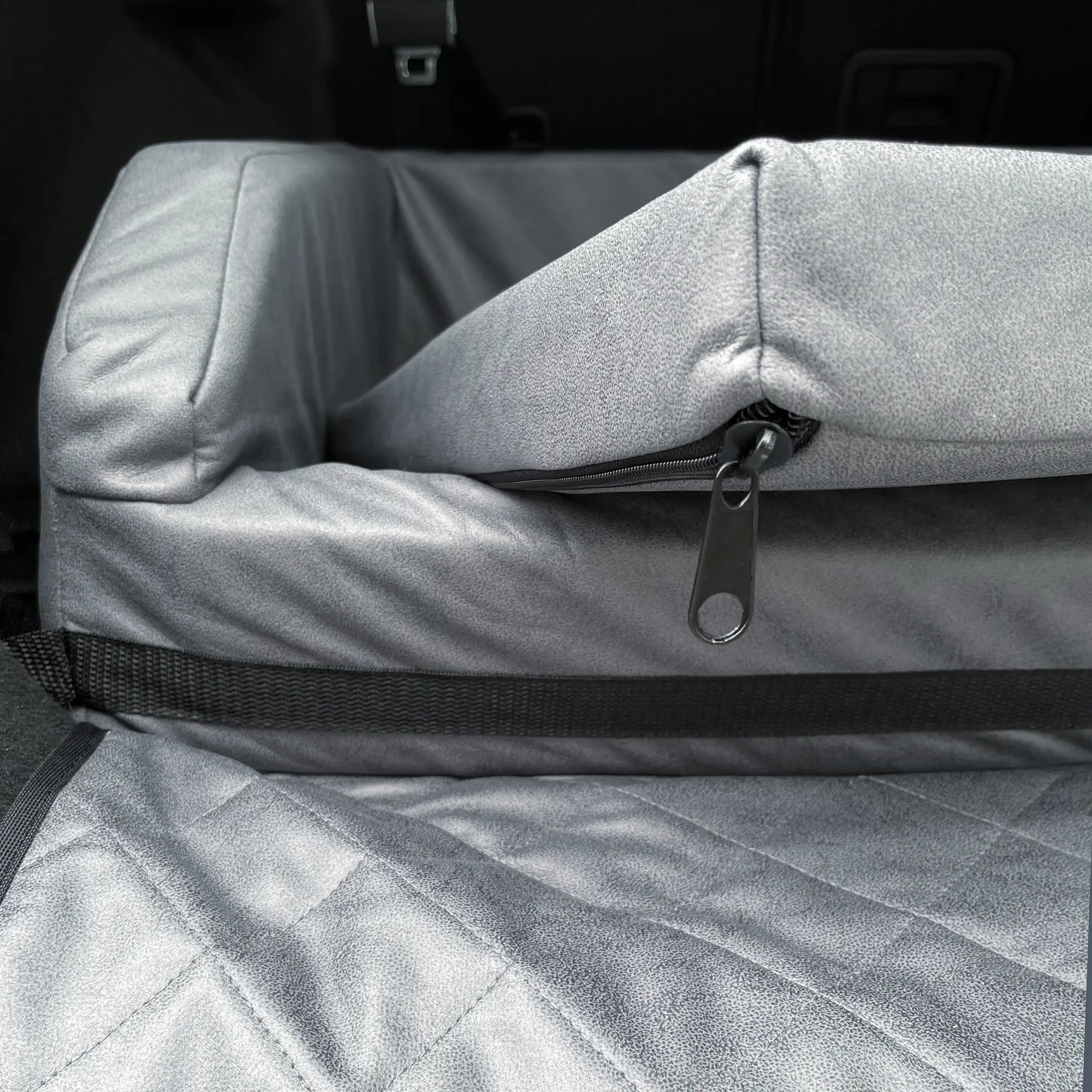 Panier de voiture your GEAR Termoli 100 x 70 cm gris, avec bords rembourrés, fermeture éclair visible et protection de pare-chocs matelassée, adapté au coffre pour le confort et la sécurité du chien.