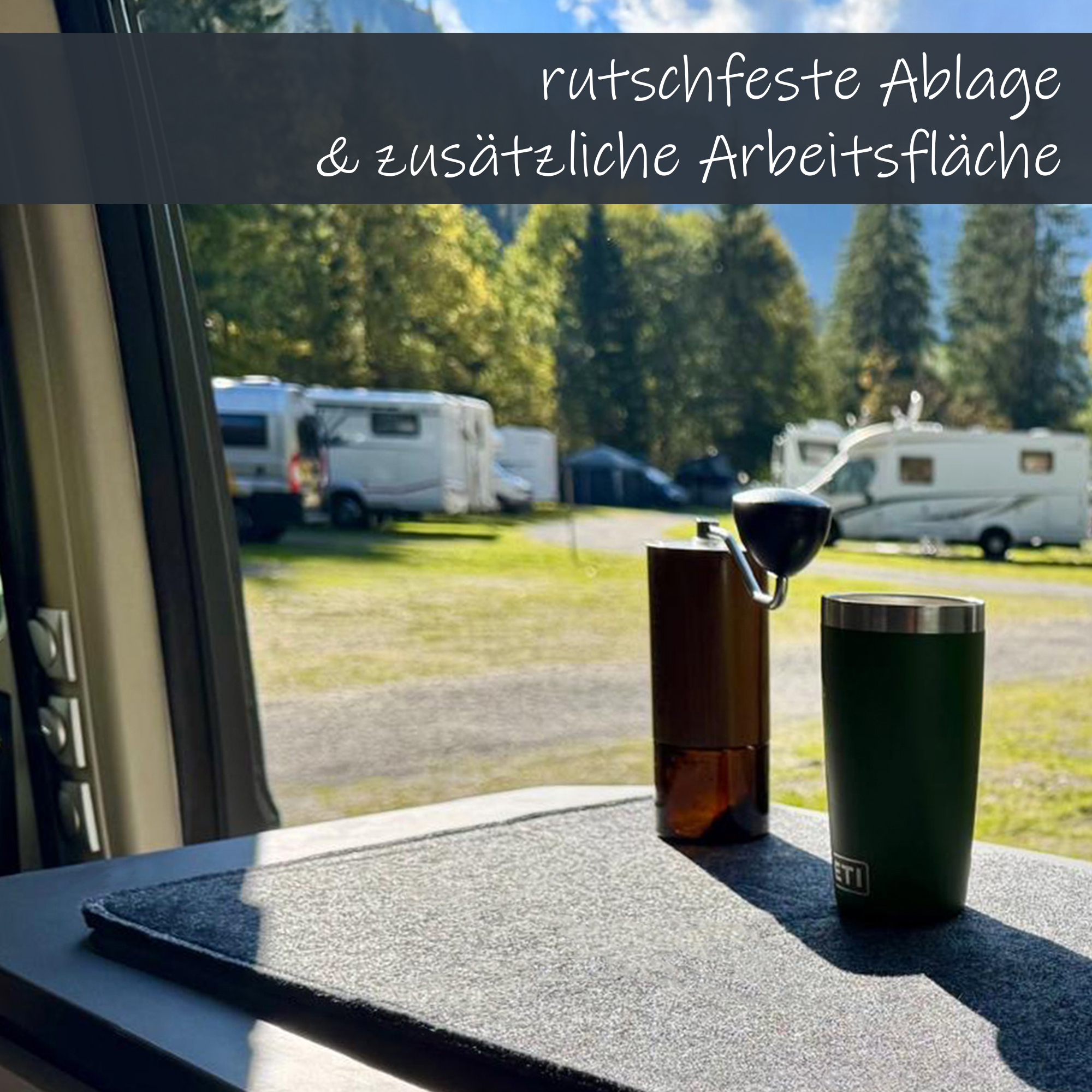 Filz-Herd- und Spülenabdeckung your GEAR Panaro B, 45 x 31 cm, 4,8 mm stark, rutschfest, als zusätzliche Arbeitsfläche im Wohnmobil, mit Kaffeebecher und Mühle, Campingplatz im Hintergrund.