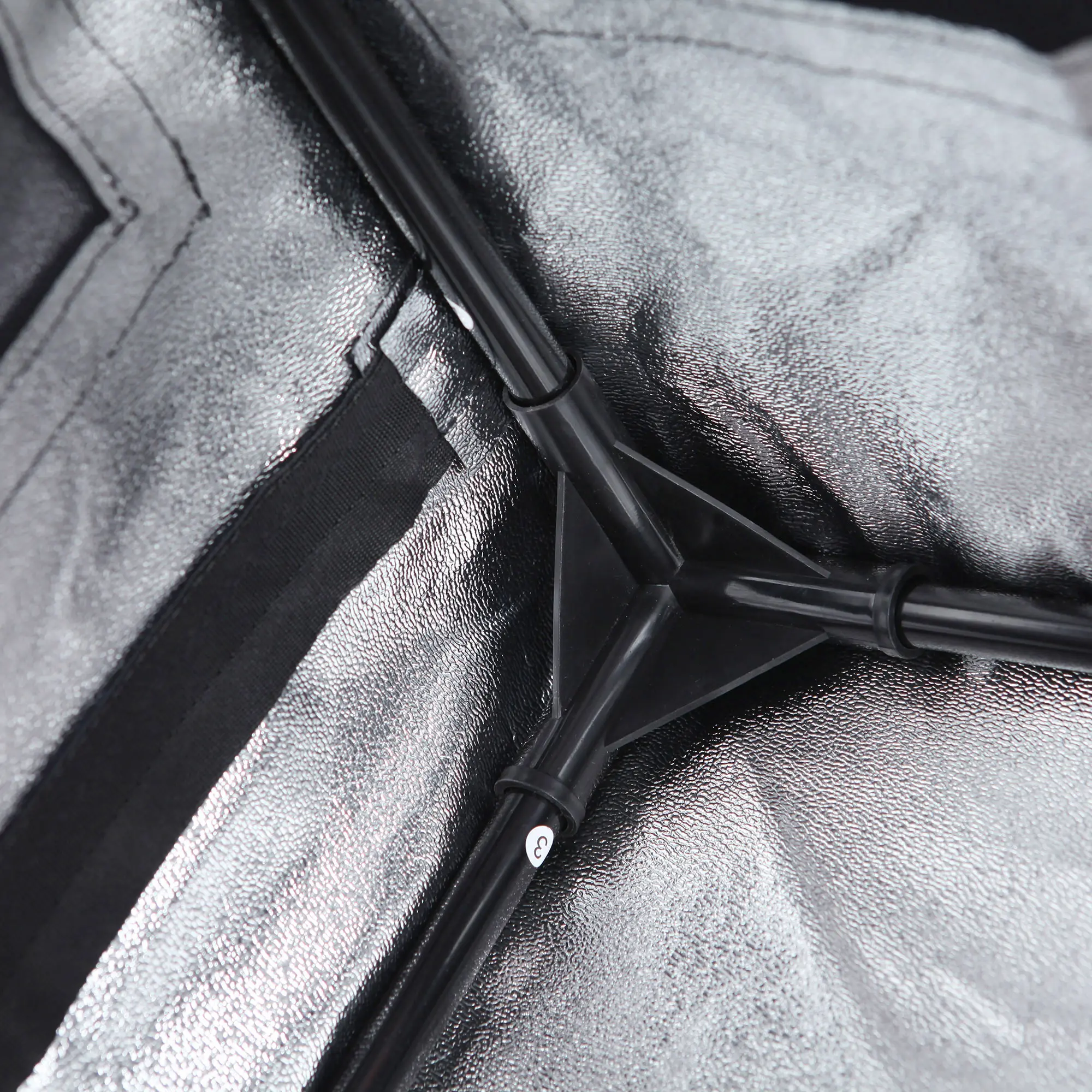 Dettaglio interno della growbox yourGEAR Growzelt Plantsville 40x40x160 cm, con rivestimento riflettente argentato e struttura tubolare nera per la coltivazione indoor di piante, erbe e ortaggi.