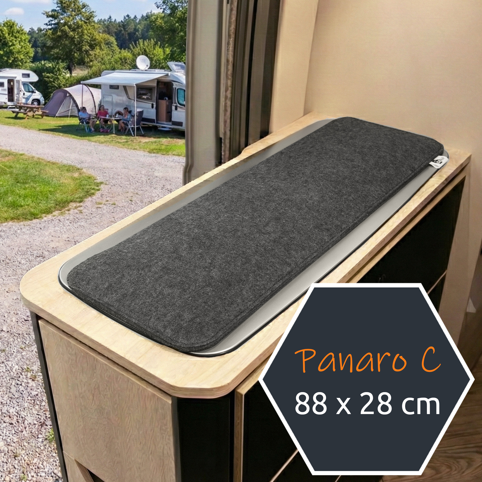 Dunkelgraue, 4,8 mm dicke Filz-Abdeckung (88×28 cm) auf Edelstahl-Herdklappe im Wohnmobil, abgerundete Ecken, schmale Passform für Koch- und Spülenbereich, rutschhemmend und vibrationsdämpfend.