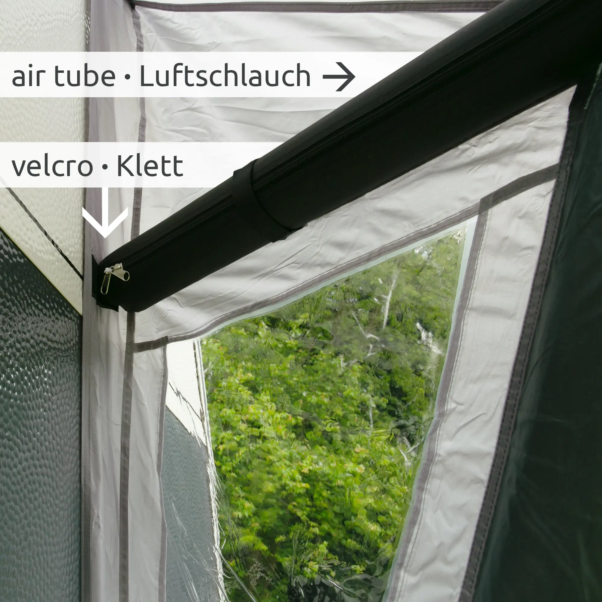 Detailansicht des your GEAR Tarent 180 Air Vordachs mit Luftschlauch und Klettverschluss, befestigt am Wohnwagen, transparente Fensterfläche, wetterfestes Material für Sonnenschutz und Regenschutz.