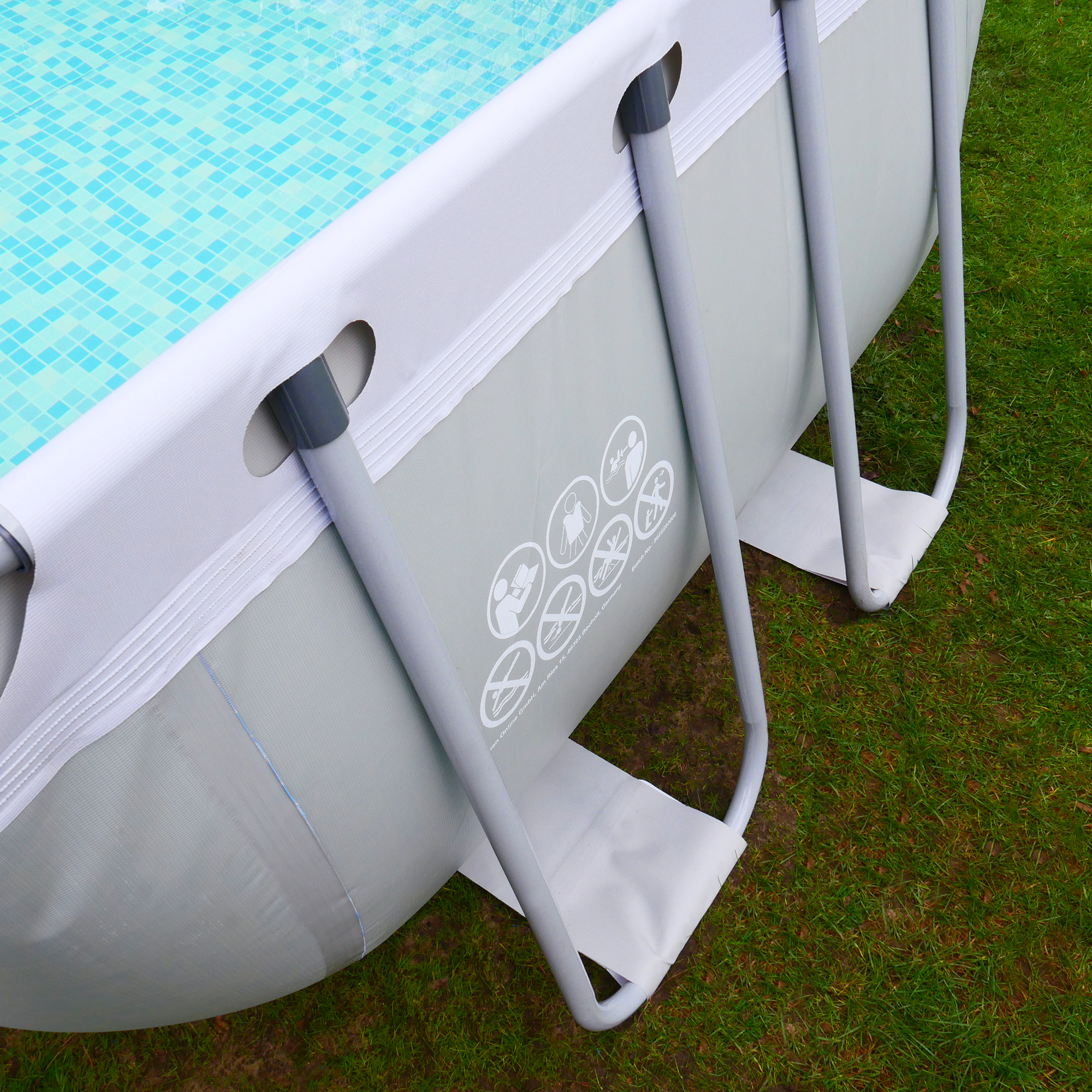 your GEAR Familien Pool 4x2x1m mit stabilem hellgrauen Stahlrahmen, verstärktem Vinyl-Liner, weißen Stützen und blauer Mosaik-Innenauskleidung, auf Rasen stehend. Ideal als Gartenpool.