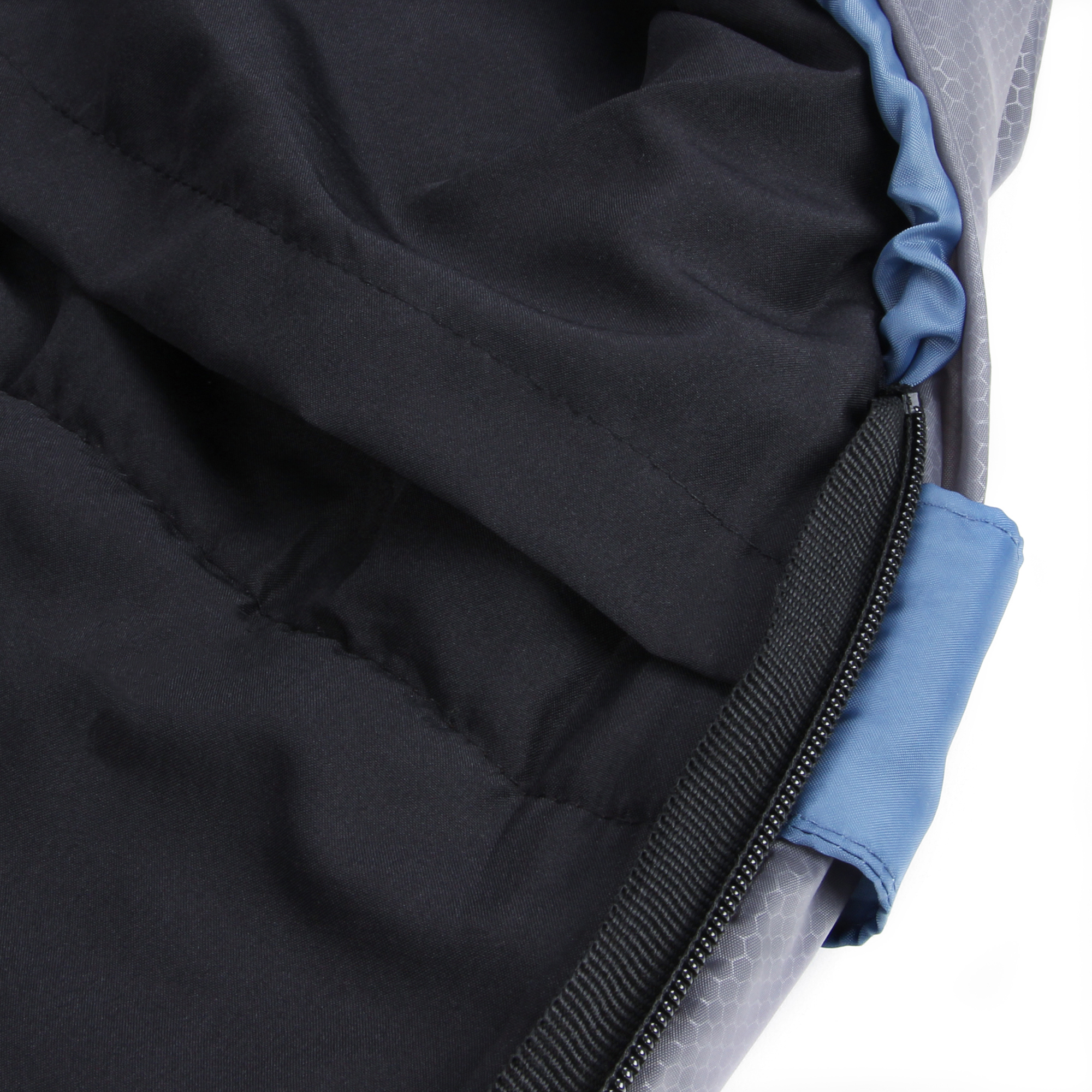Dettaglio del yourGEAR Schlafsack Pali -3°C Mumienschlafsack: tessuto interno nero, esterno grigio con bordo blu e zip visibile, ideale come leggero sacco a mummia per l’estate, compatto e caldo.