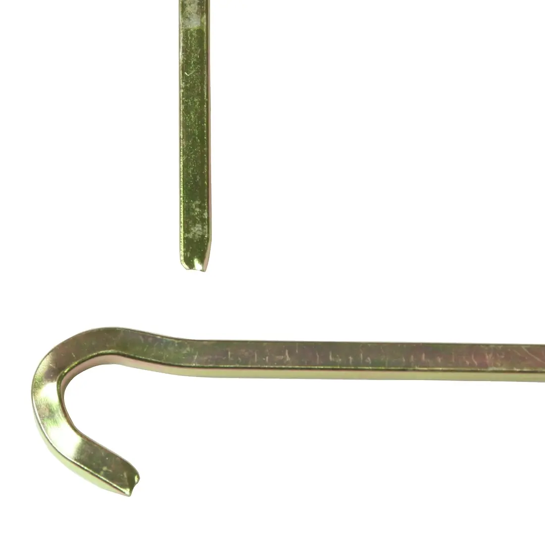 Set de 20 piquetas yourGEAR VK22 de acero galvanizado, forma cuadrada, 220x6x6 mm, con punta afilada y gancho curvado, ideales para fijar tiendas de campaña en terrenos duros y viento fuerte.