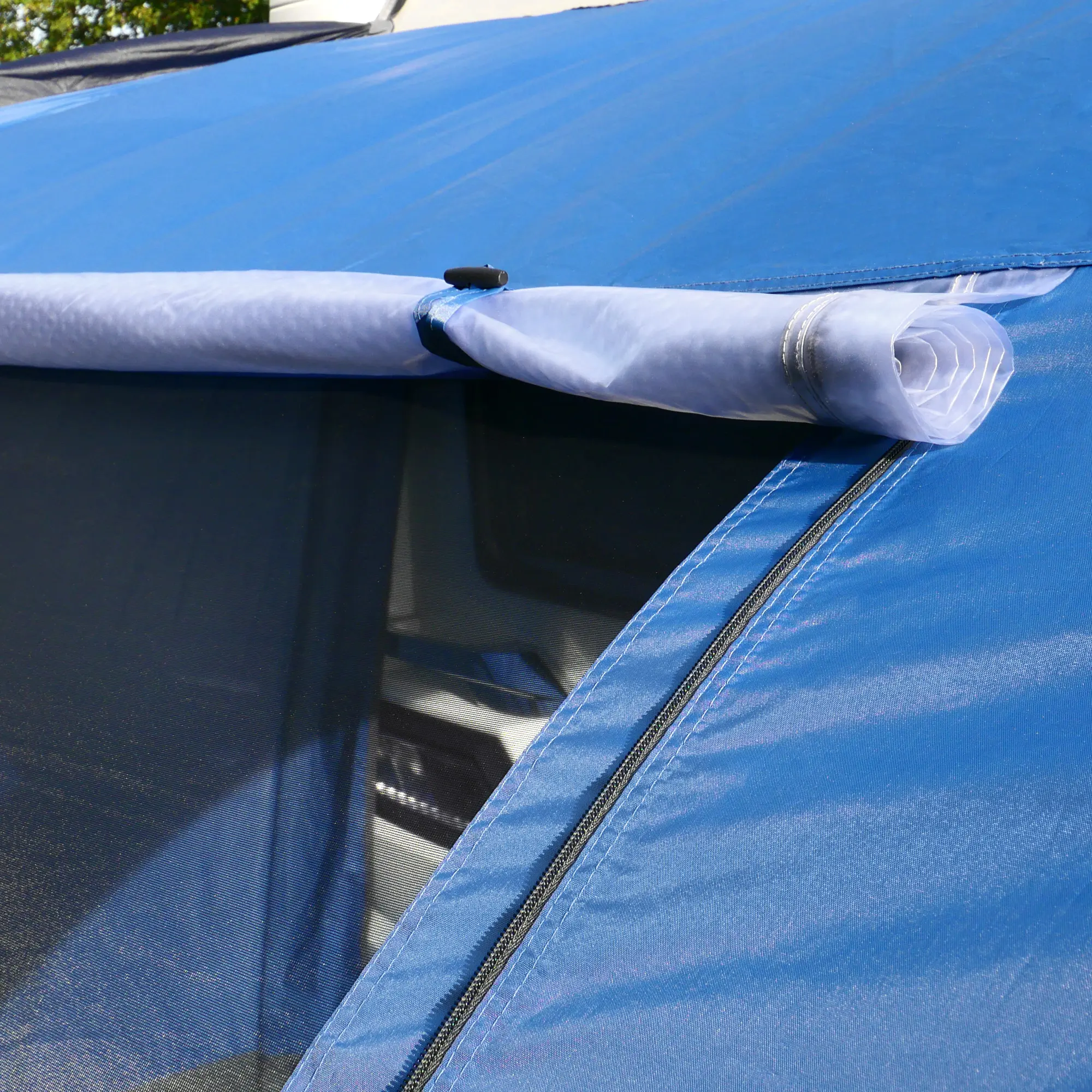 Detalle de la lona azul del your GEAR Venecia, un toldo trasero para caravana con cremallera visible y ventana enrollable, ideal como avancé, cocina o almacén, resistente al clima y con fácil acceso.
