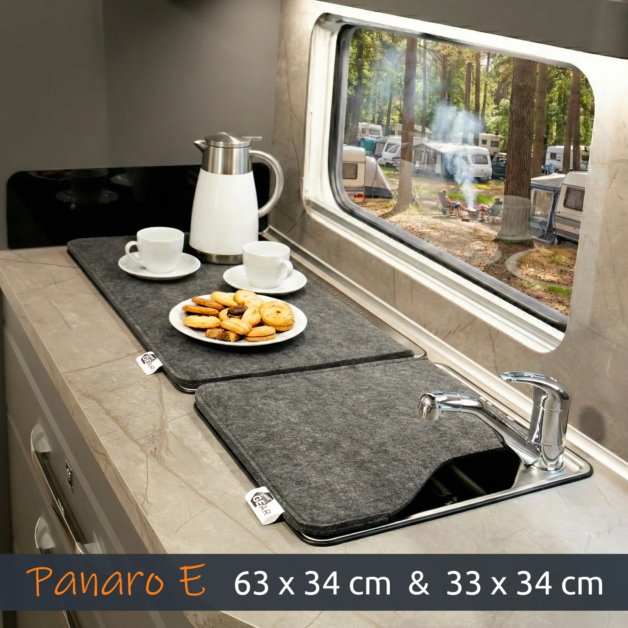 Cubierta de fieltro gris your GEAR Panaro E para cocina y fregadero de caravana, medidas 63x34 cm y 33x34 cm, protección antirruido, mostrada sobre encimera con vajilla y grifo en ambiente de camping.