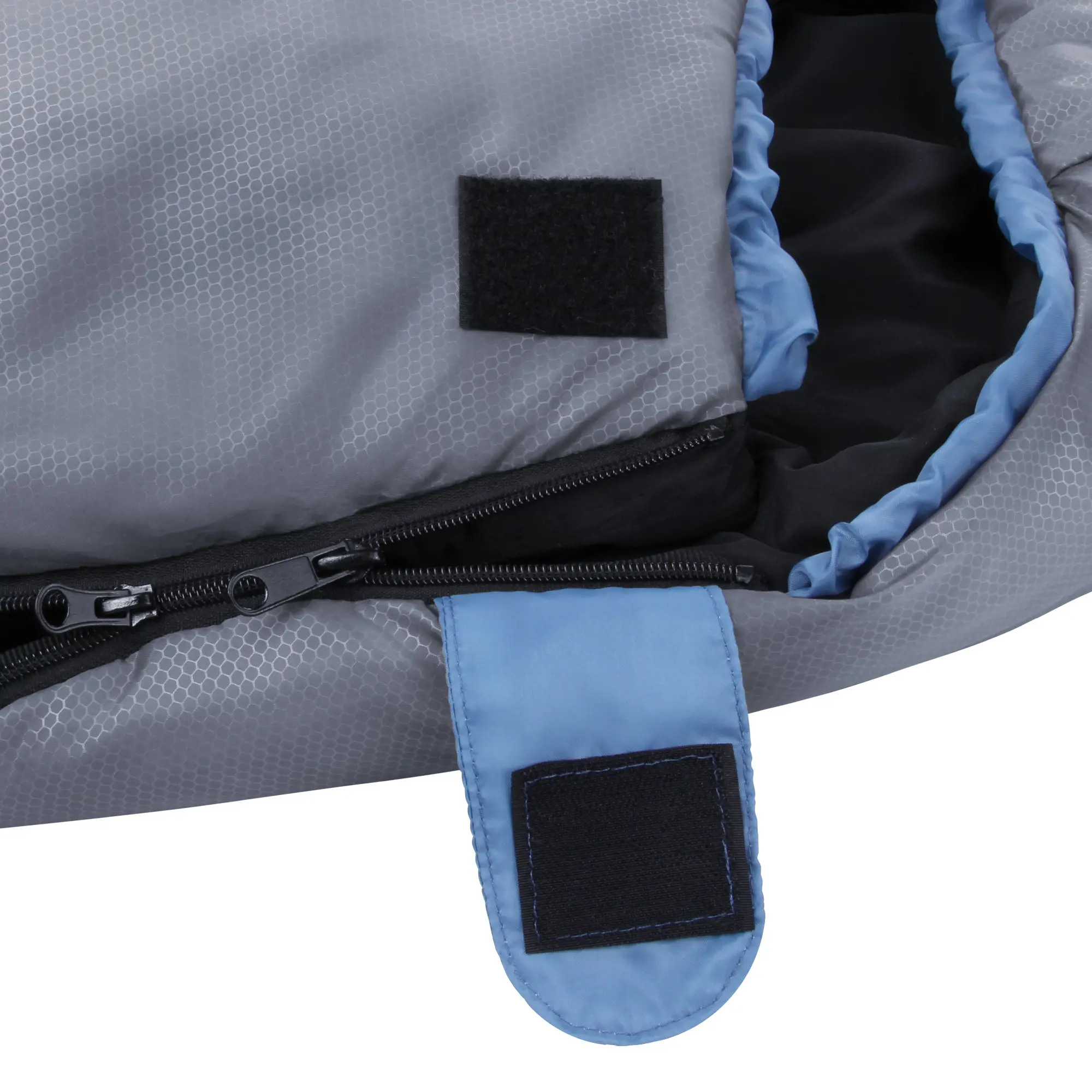 Primer plano del saco de dormir yourGEAR Ostria azul y gris, muestra el cierre de cremallera, velcro de seguridad y detalles del tejido con diseño hexagonal; modelo ligero ideal para verano, tamaño 230x75 cm.