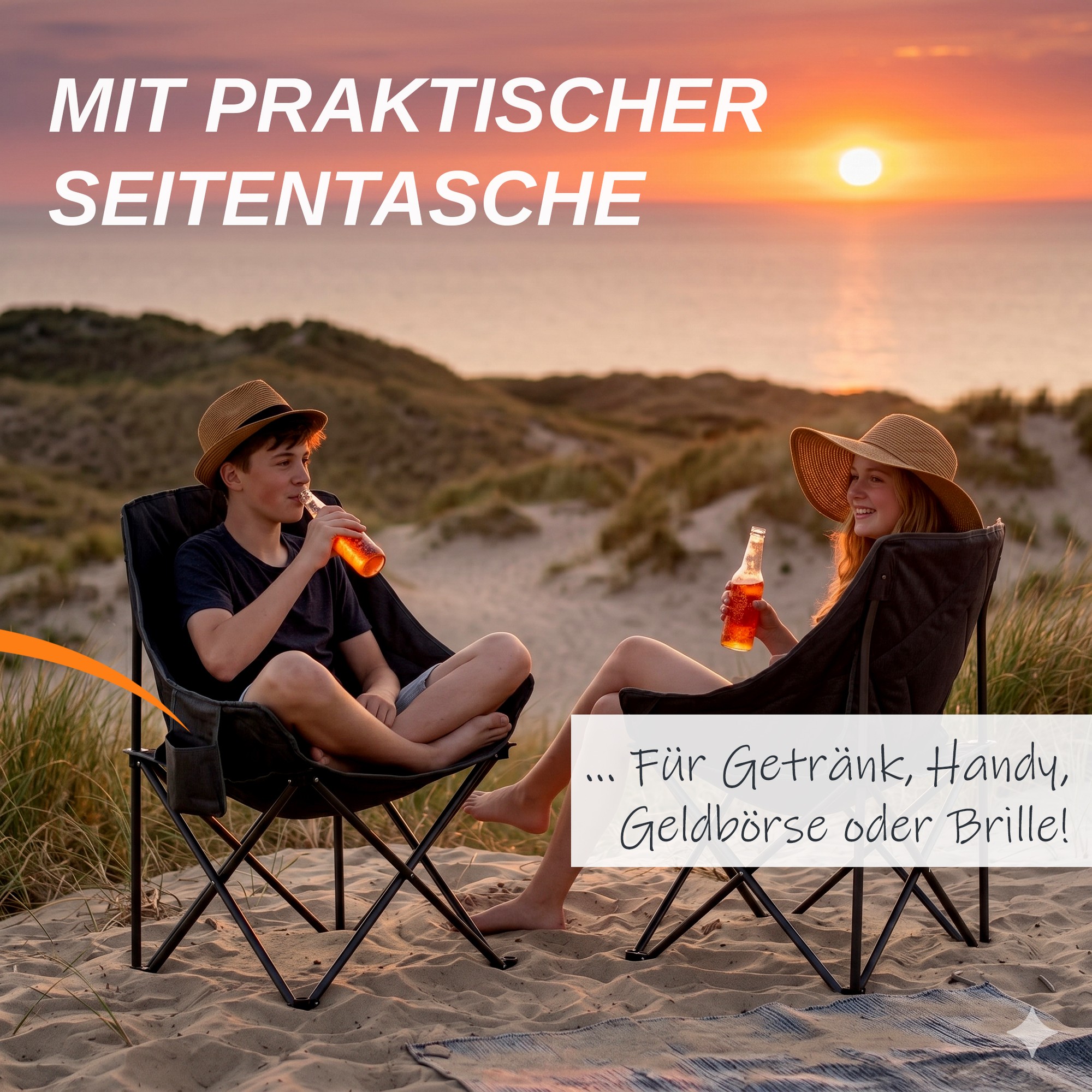 Due sedie da campeggio your GEAR Imola XXL pieghevoli, imbottite e oversize in tessuto two-tone nero/grigio, schienale alto, braccioli con tasca laterale, struttura in acciaio nera su sabbia al tramonto, due persone rilassate con bevande