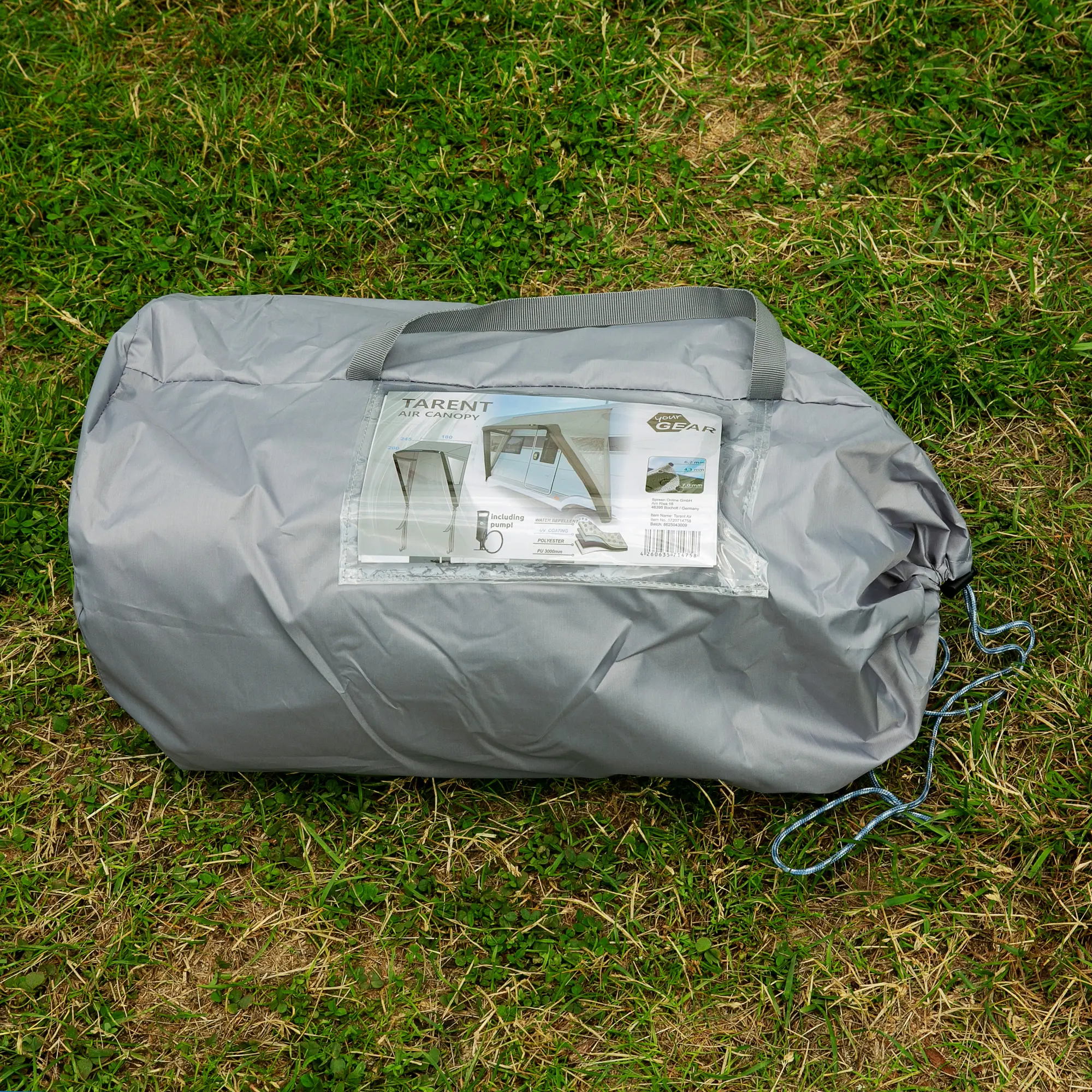 Grau verpacktes your GEAR Tarent 180 Air Vordach für Wohnmobil oder Wohnwagen, mit Tragegriff und Produktetikett; idealer Wetterschutz und Sonnenschutz, auf Gras liegend.