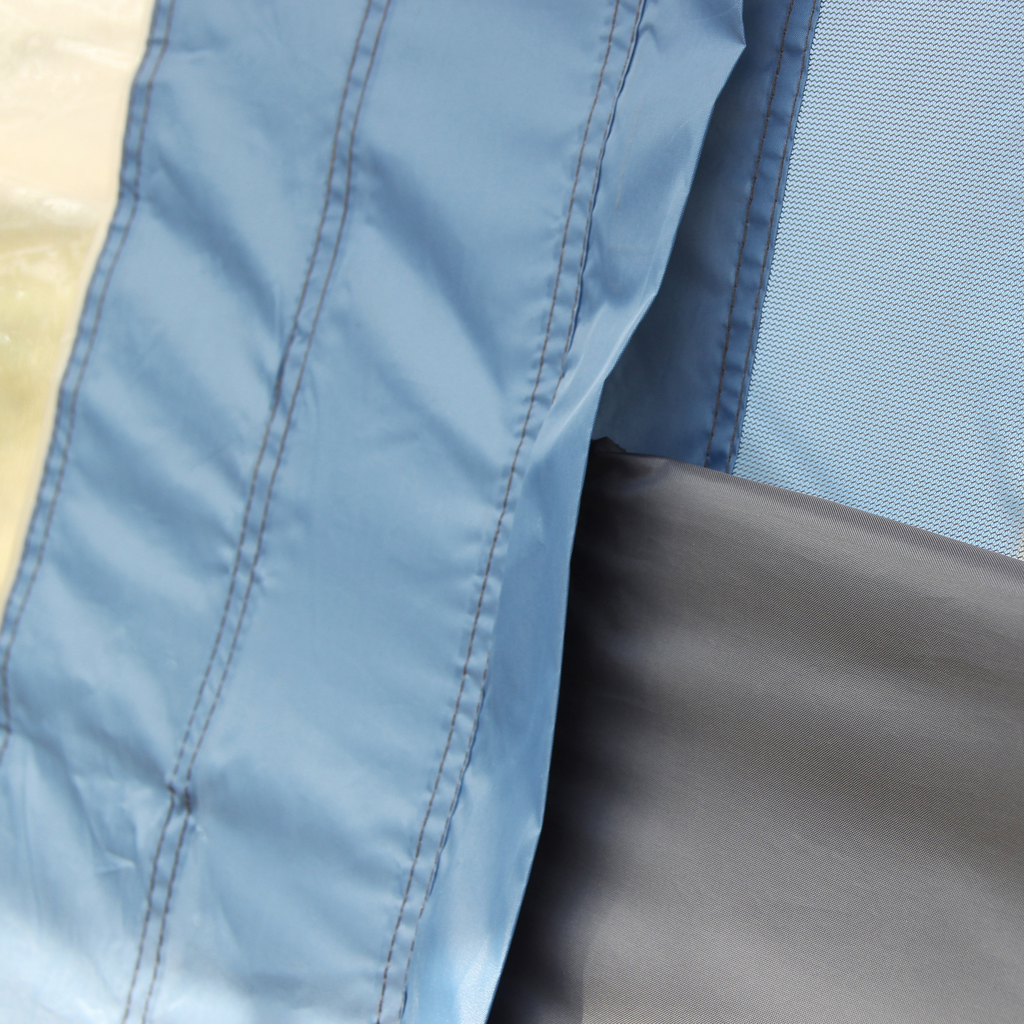 Détail de la toile du busvorzelt your GEAR Rimini 300, tissu bleu et gris, coutures renforcées, matériau imperméable, adapté pour vans et bus, protection UV 50+, qualité robuste pour camping.