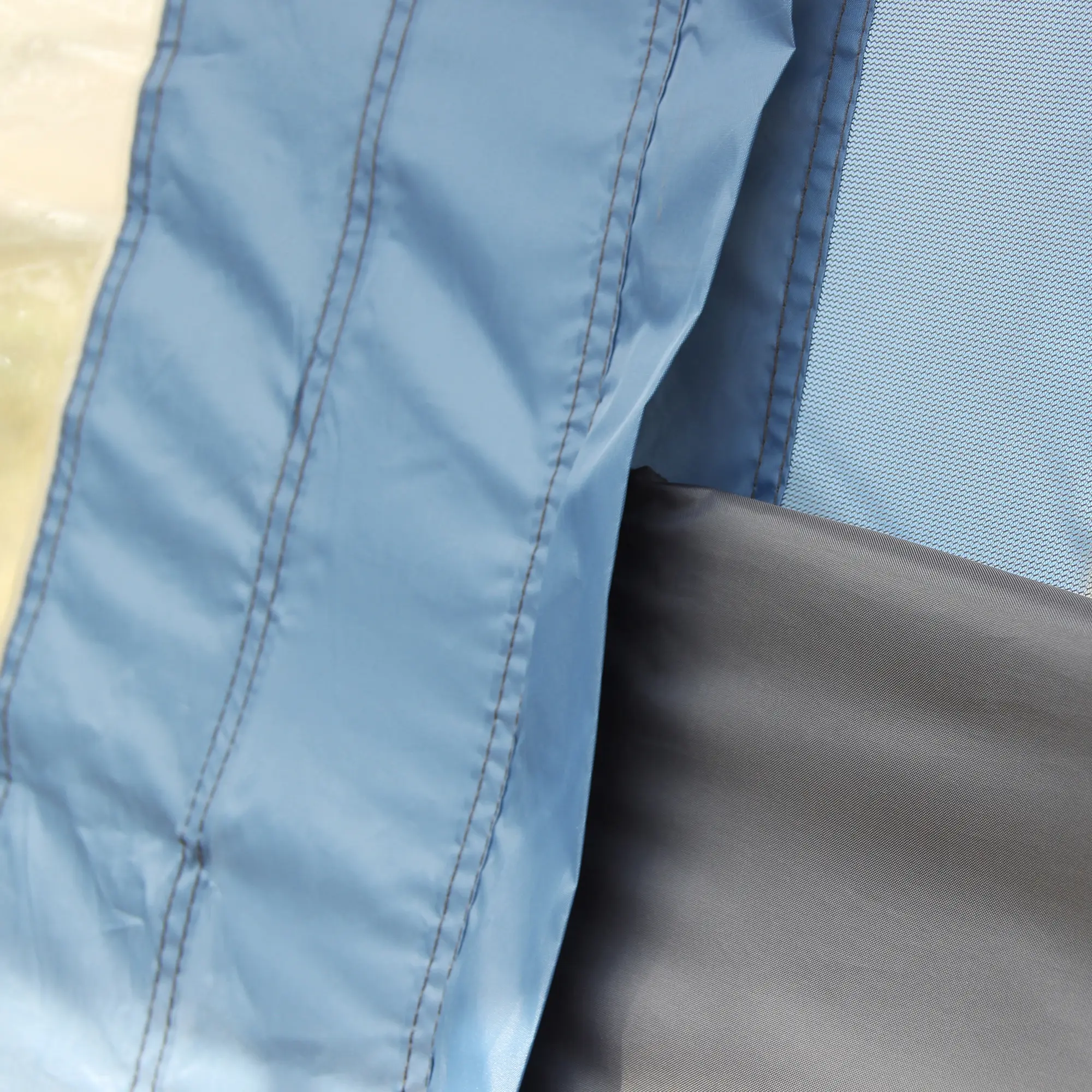 Dettaglio del tessuto del busvorzelt your GEAR Rimini 300, con cuciture rinforzate, materiale resistente blu e grigio, ideale per van e camper, con protezione UV 50+ e facile montaggio.