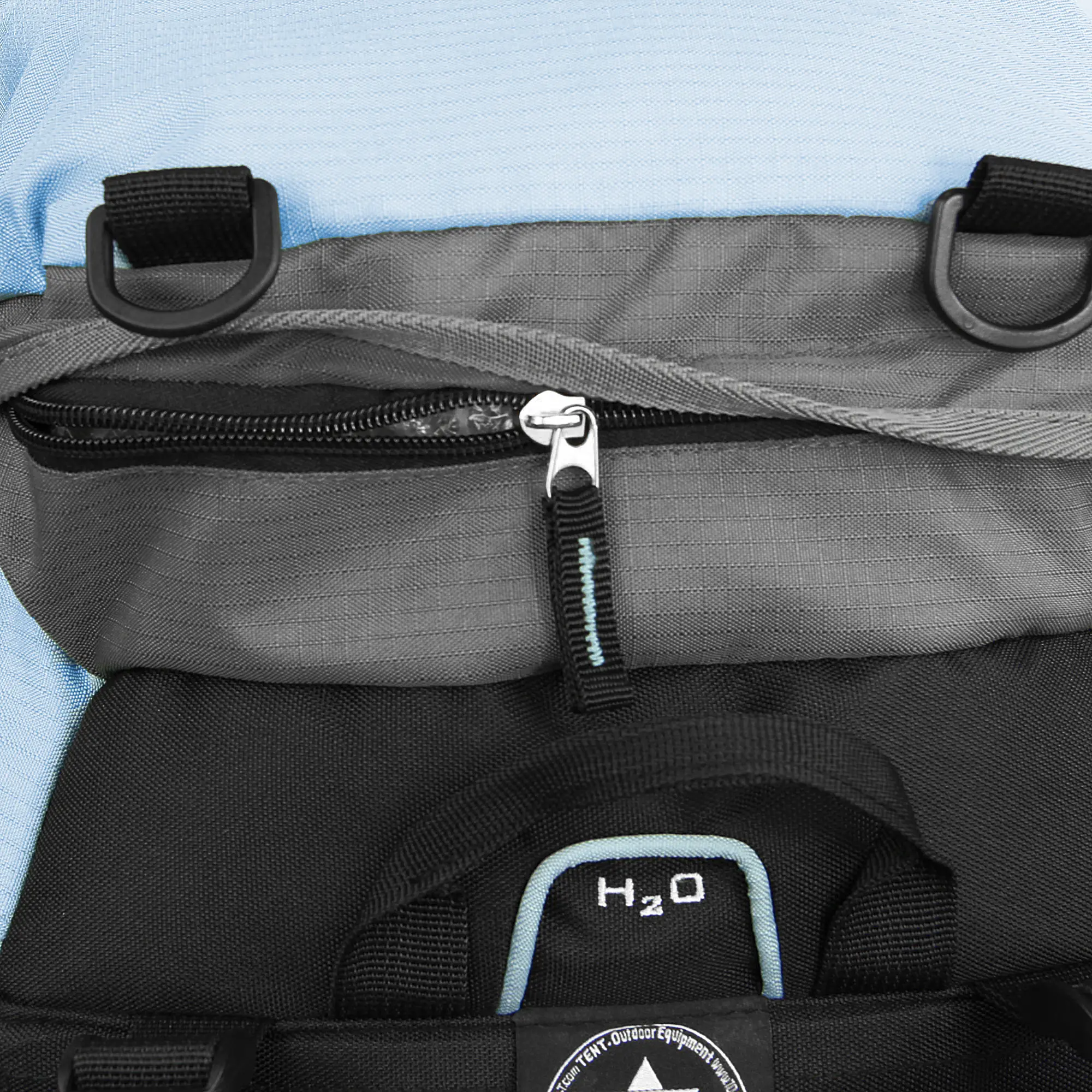 Dettaglio del 10T Rucksack Clarke 45L: cerniera robusta, tessuto resistente grigio/azzurro, passante H2O per sistema di idratazione, anelli di fissaggio. Ideale per trekking e hiking.