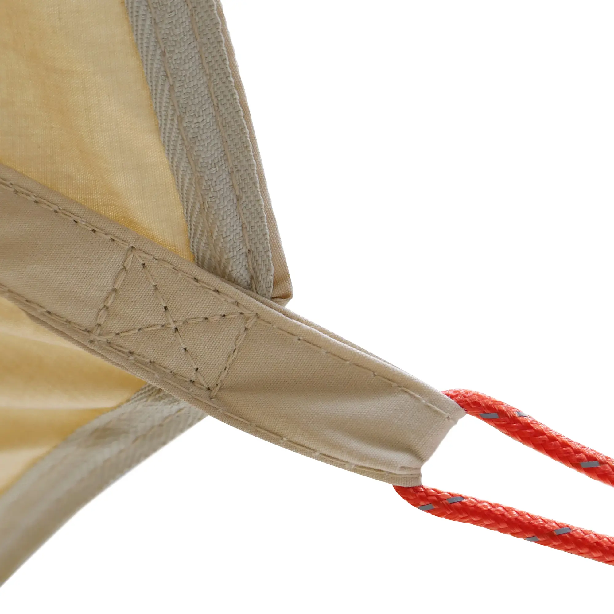 Détail d’une sangle renforcée du your GEAR Zelt Desert 8 Pro en toile coton, couture solide et corde orange réfléchissante, typique d’un tipi familial pour 8 personnes avec sol intégré.