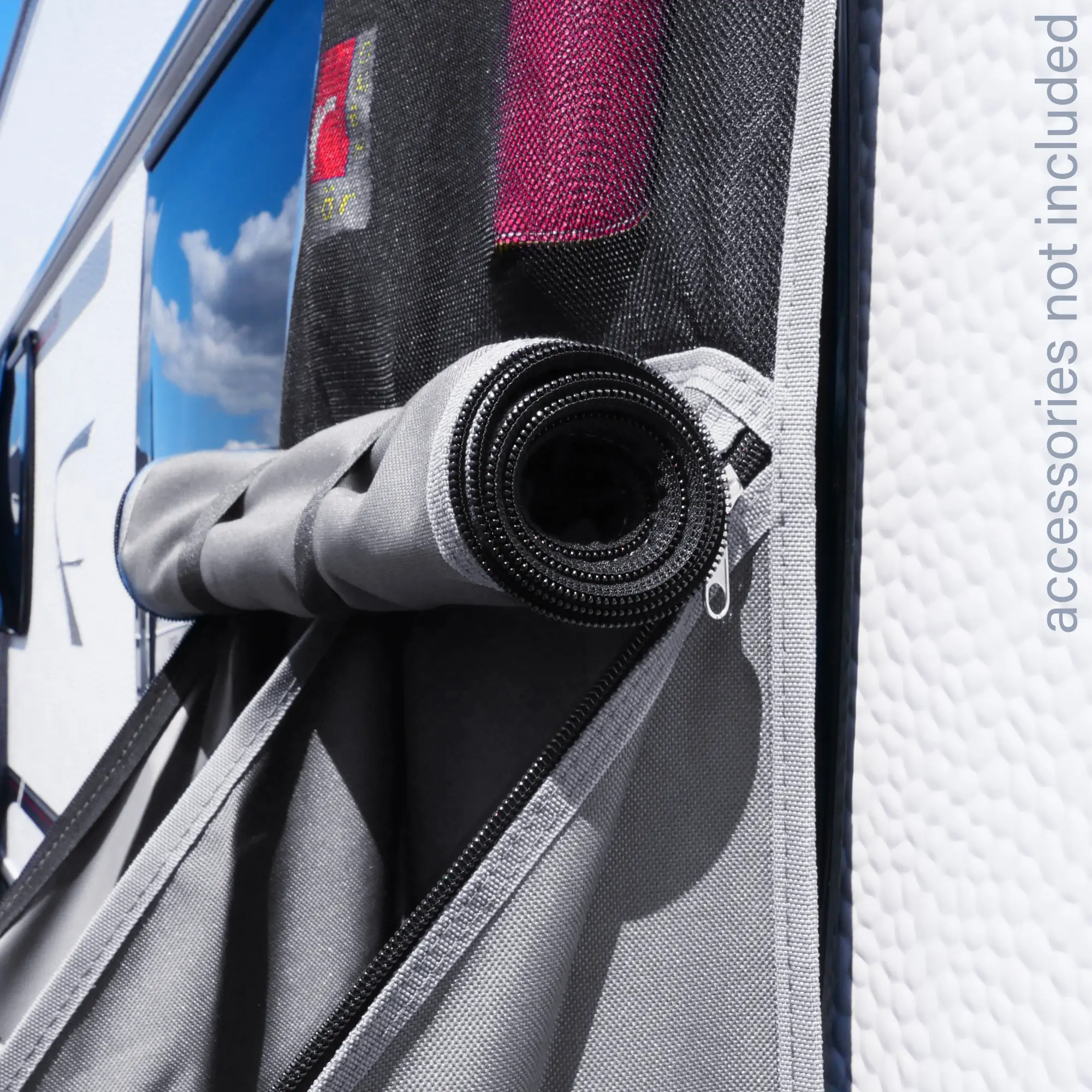 Organisateur your GEAR Caravan en maille et tissu gris, 10 compartiments visibles, bande Keder pour fixation, fermeture éclair et rouleau replié, suspendu contre la paroi d’un caravane/vorzelte.