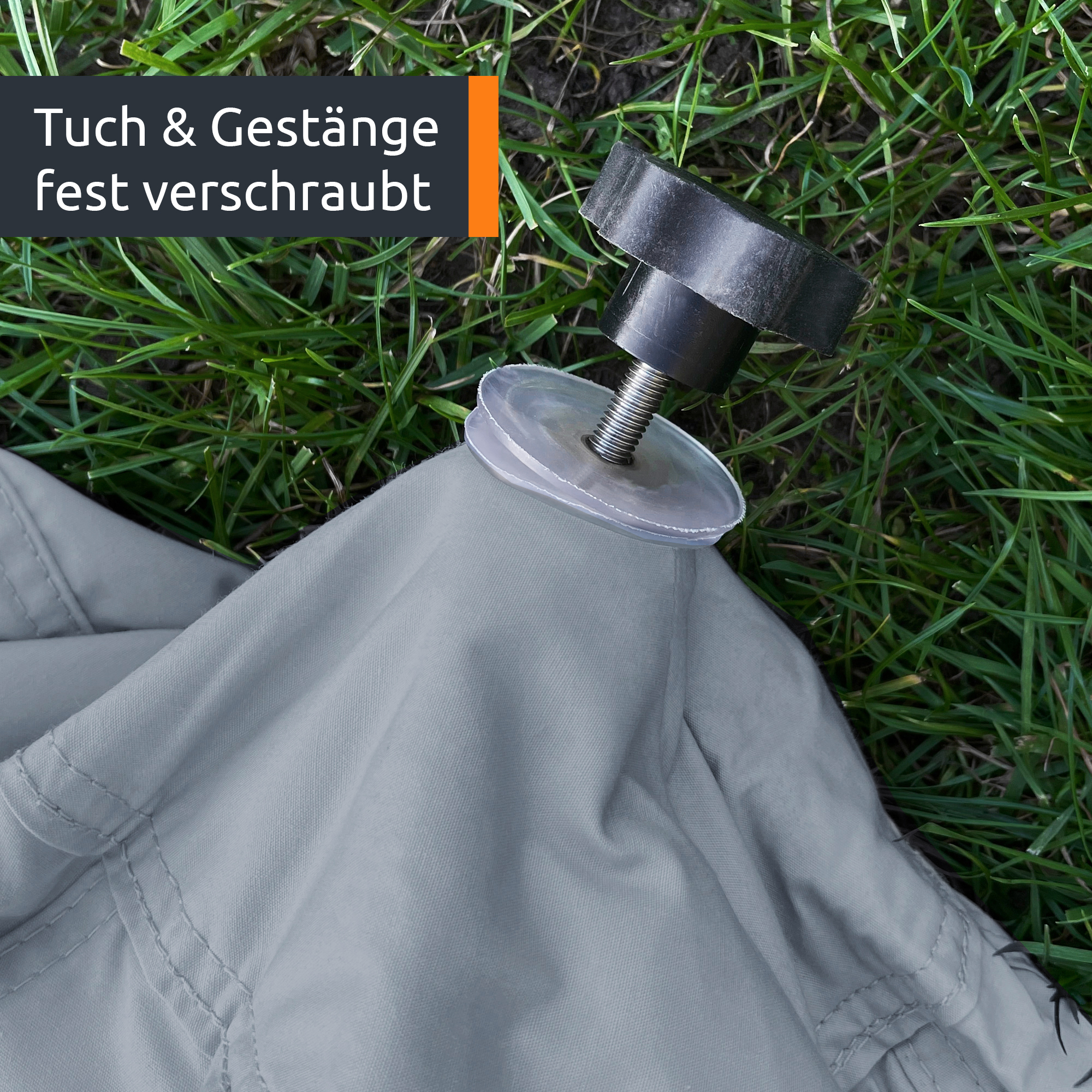 Nahaufnahme Befestigungsset des your GEAR Sonora PES Sternzelts: graues, wasserdichtes Zeltgewebe mit vernähter Öse, Metallgewindeschraube und schwarzer Kunststoffmutter auf grünem Rasen, Textbanner "Tuch & Gestänge fest verschraubt".