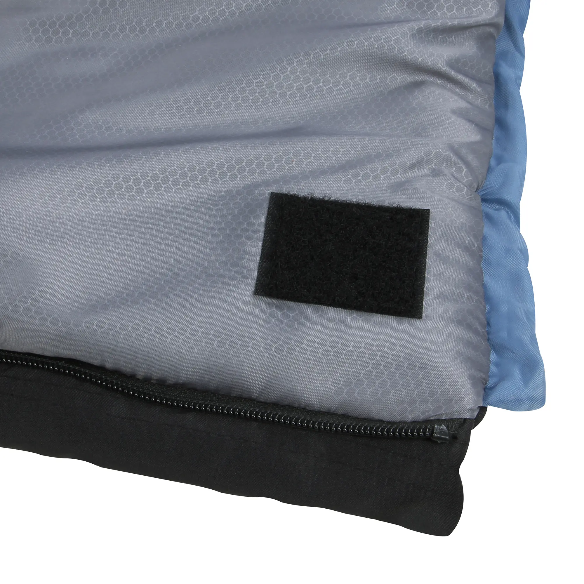 Dettaglio del sacco a pelo yourGEAR Pali -3°C, con tessuto grigio a nido d’ape, bordo blu, chiusura in velcro nera e cerniera nera visibile, ideale per campeggio estivo grazie al peso leggero e al piccolo ingombro.