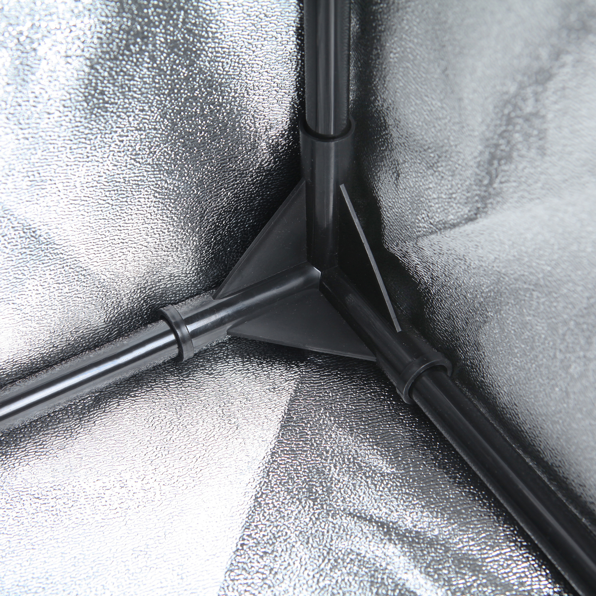 Angolo interno des yourGEAR Growzelt Plantsville 100x100x200 cm, con struttura in tubi metallici neri e rivestimento riflettente argentato per coltivazione indoor di piante, erbe e verdure.