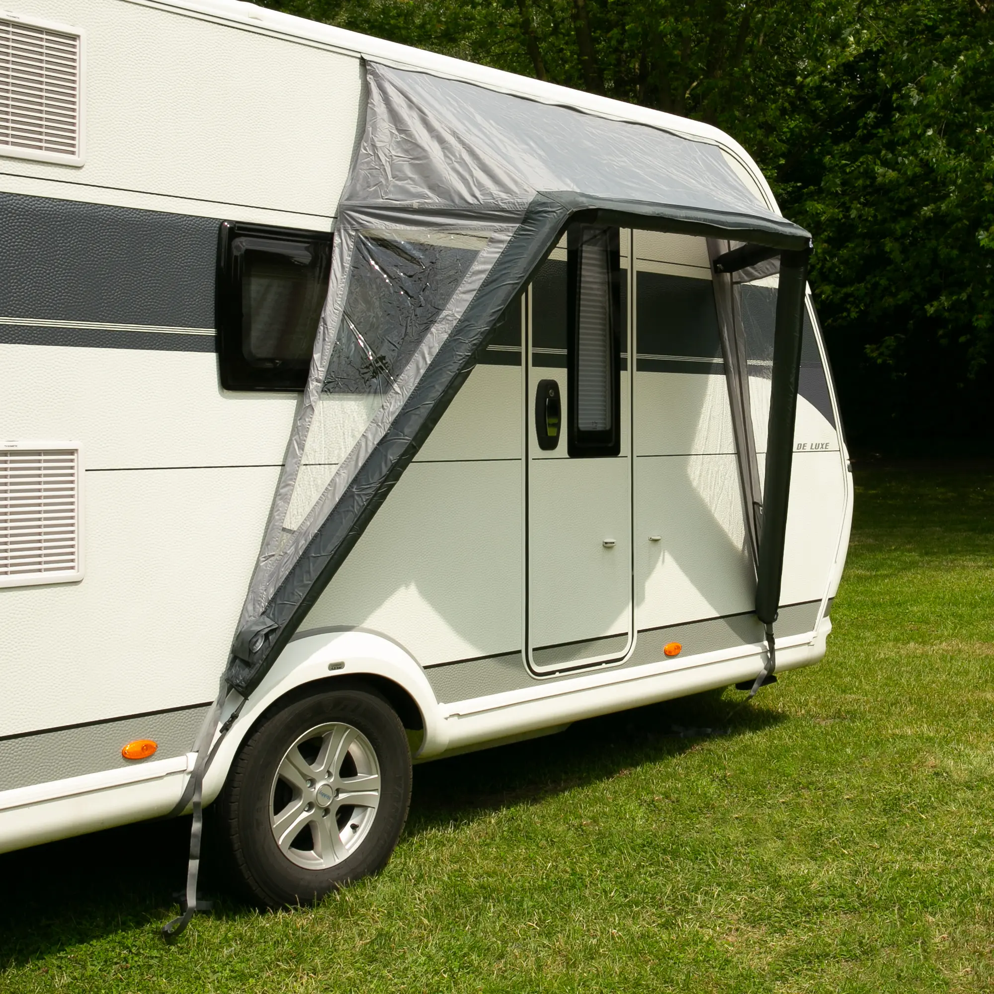 Aufblasbares your GEAR Tarent 180 Air Vordach am Wohnwagen, schützt die Tür vor Regen und Sonne, mit transparenten Seiten und robustem Gestänge, ideal als Vorzelt oder Wetterschutz für Camping.