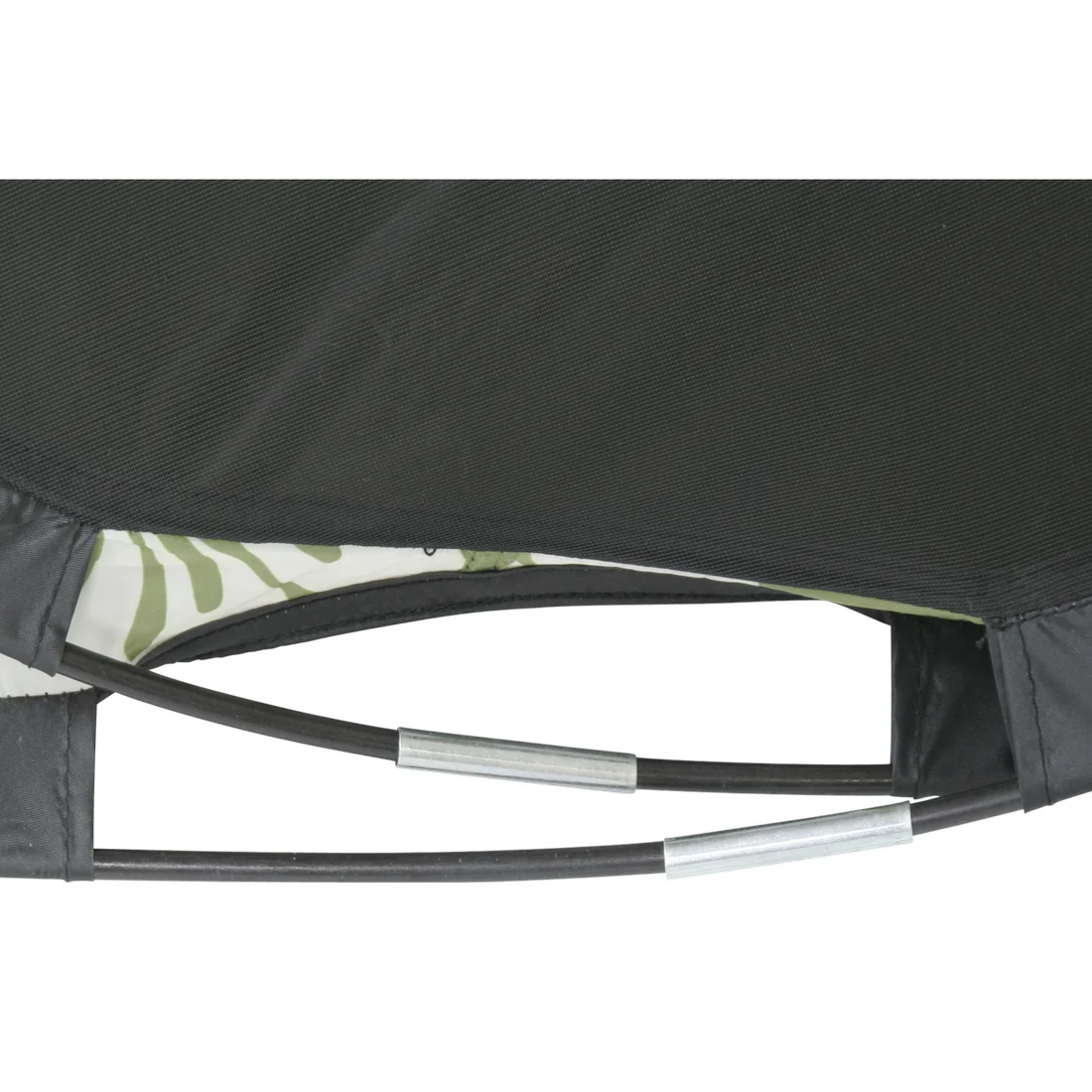 Detailansicht des schwarzen Gestänges und Stoffes der 10T Pop Up Strandmuschel Flower UV 50+, zeigt stabile Verarbeitung und grünes Innenmuster, ideal als Sonnenschutz und Windschutz am Strand.
