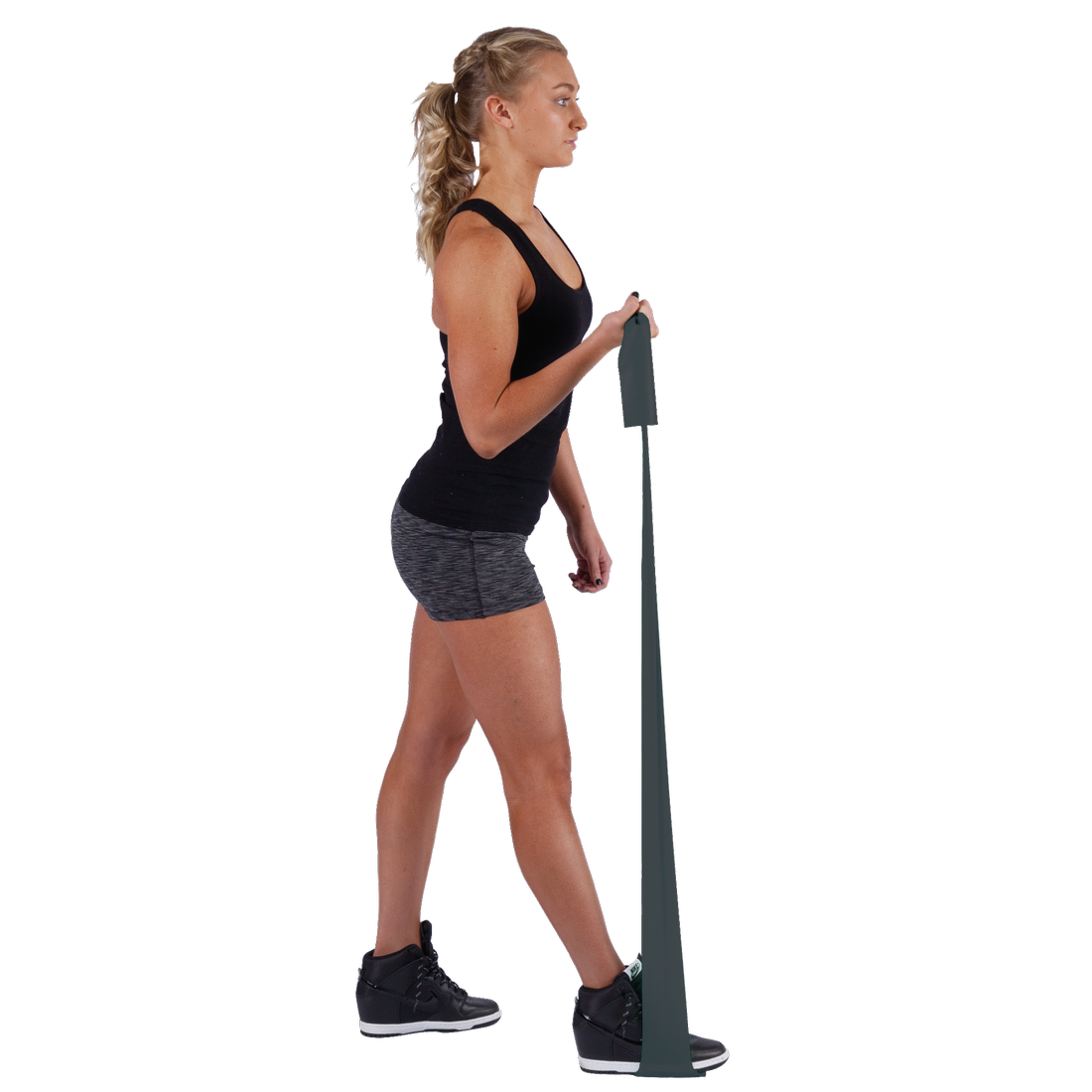 Donna che traina uno Spirit Fitnessband latex-free da 183x10 cm, resistenza 27 kg, durante un esercizio di fitness; banda nera, elastica, ideale per allenamento muscolare e riabilitazione.