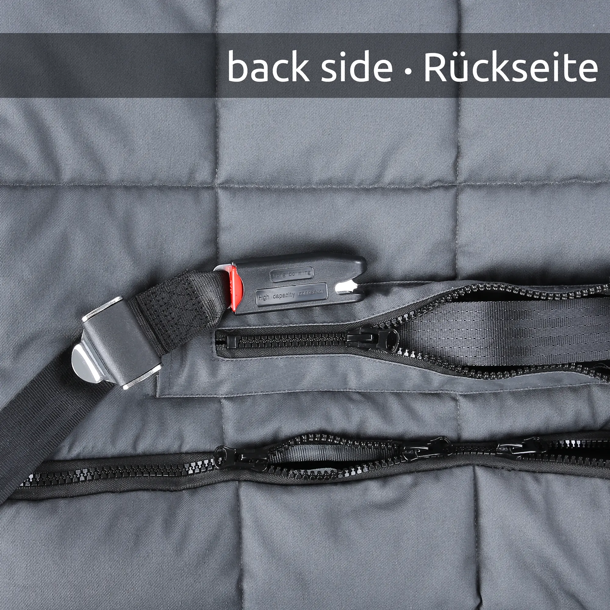 Detailansicht der your GEAR Rapallo Hunde Schondecke für die Rücksitzbank, zeigt die Rückseite mit robustem, gestepptem Stoff, Reißverschlüssen und ISOFIX-Befestigung zur sicheren Montage im Auto.