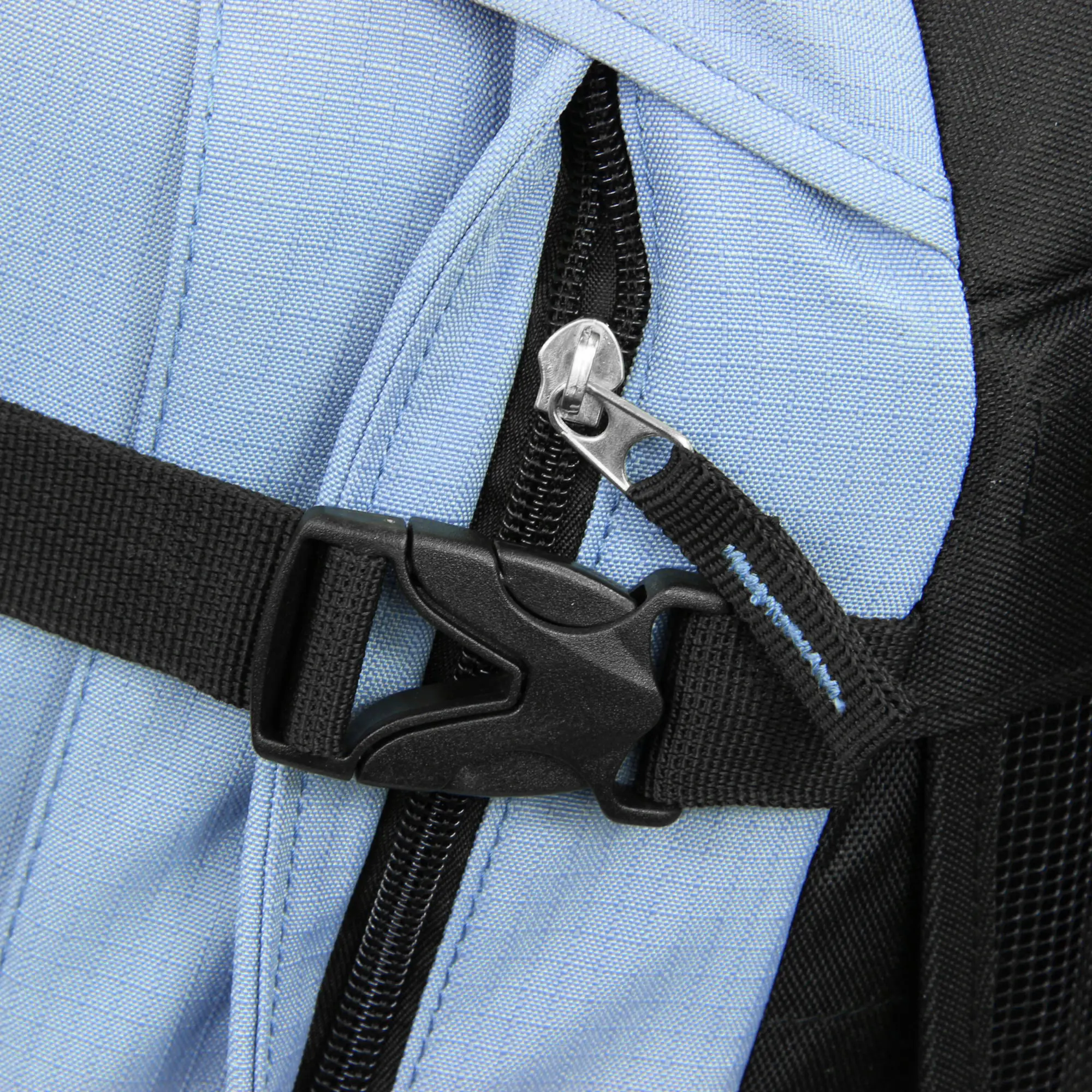 Dettaglio del 10T Rucksack Clarke 45L: cerniera robusta, tessuto blu resistente e fibbia di sicurezza nera, ideale per escursioni, trekking e hiking grazie alla sua alta qualità e funzionalità.