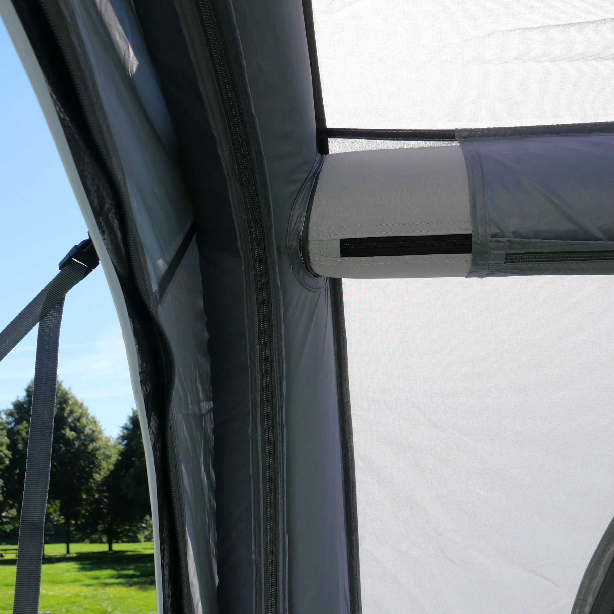 Detalle del interior del your GEAR Porto 340 Air, mostrando la estructura inflable del avancé para caravana, costuras reforzadas y cremalleras, ideal como toldo solar y protección contra el clima.