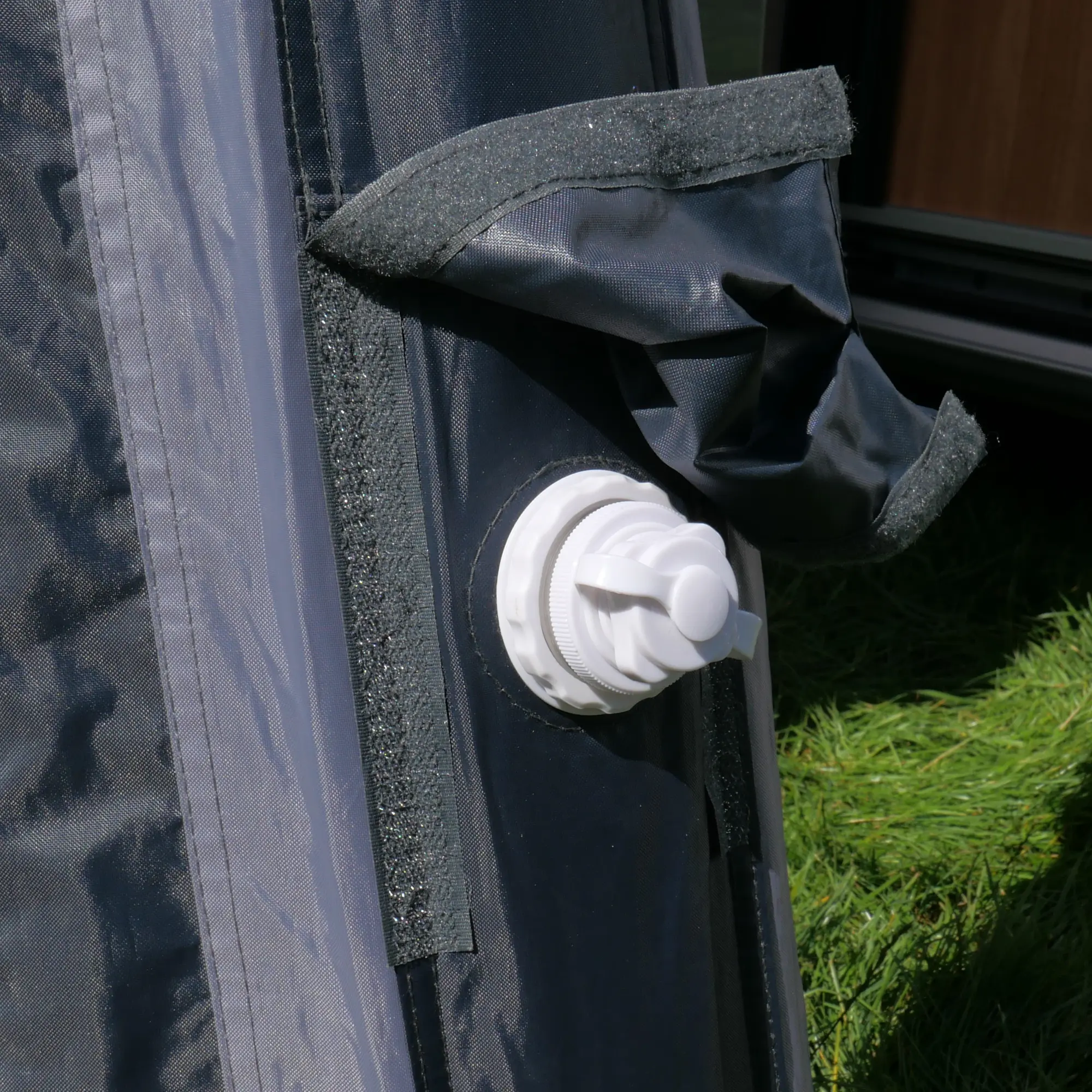 Valvola di gonfiaggio singolo del your GEAR Vicenza 350E AIR, dettaglio del tubo ad aria con rivestimento in TPU e chiusura in velcro, parte dell’avanzato sistema di montaggio rapido del tendalino per caravan.