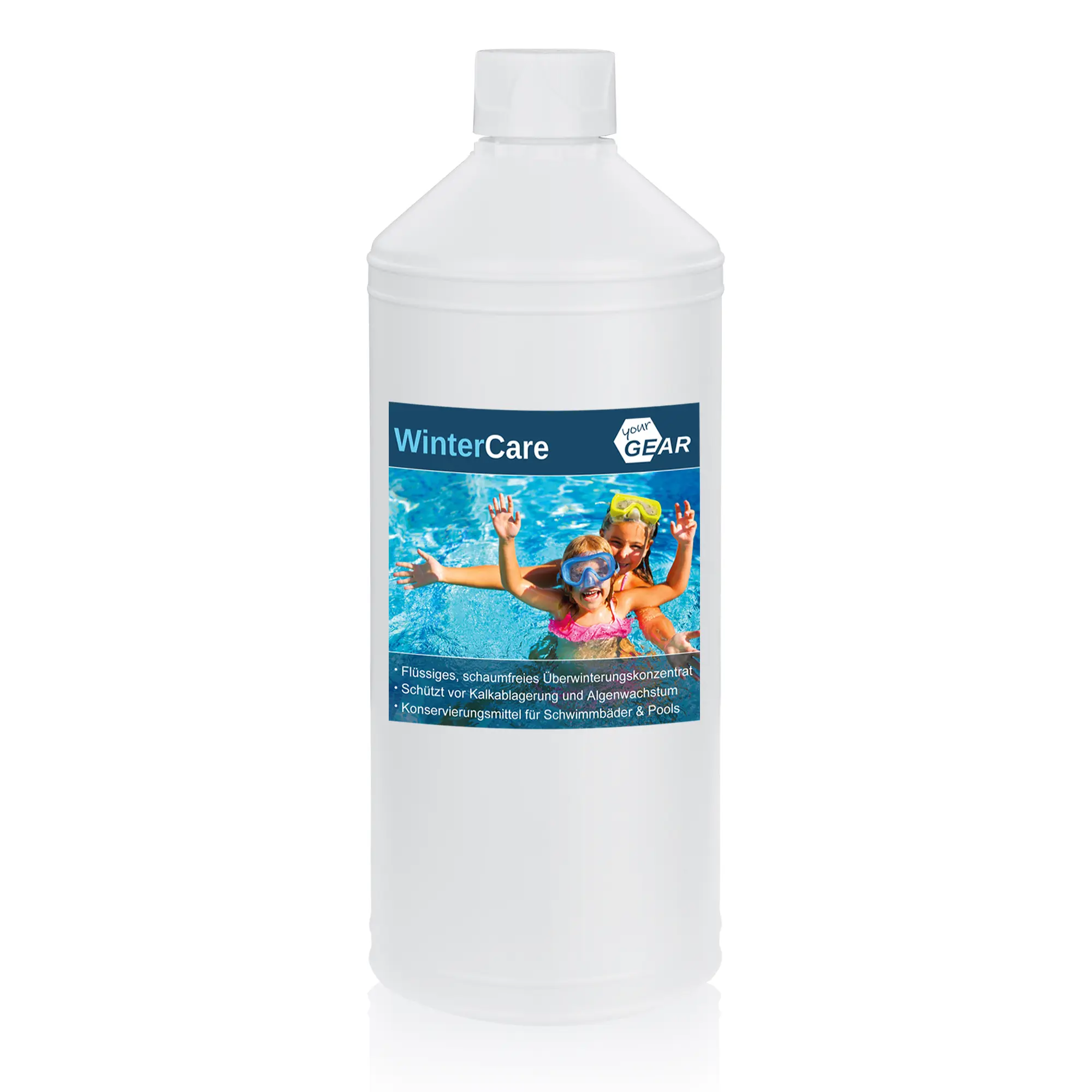 Bottiglia yourGEAR WinterCare 1L, concentrato per la conservazione invernale di piscine, etichetta blu con immagine di persone in piscina, indicato come antialghe schiuma-free e protettivo contro i depositi di calcare.