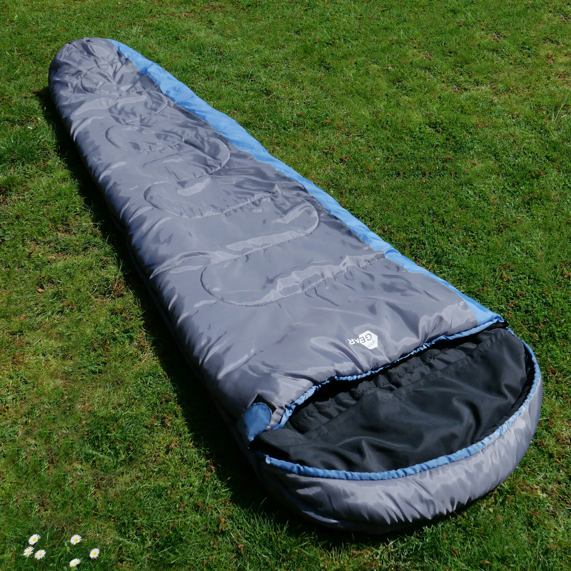Sacco a pelo yourGEAR Sirocco mummia 230x80 cm, colore blu e grigio, doppio strato, ideale per 3-4 stagioni, posizionato su prato verde. Perfetto per campeggio con temperature fino a -18°C.