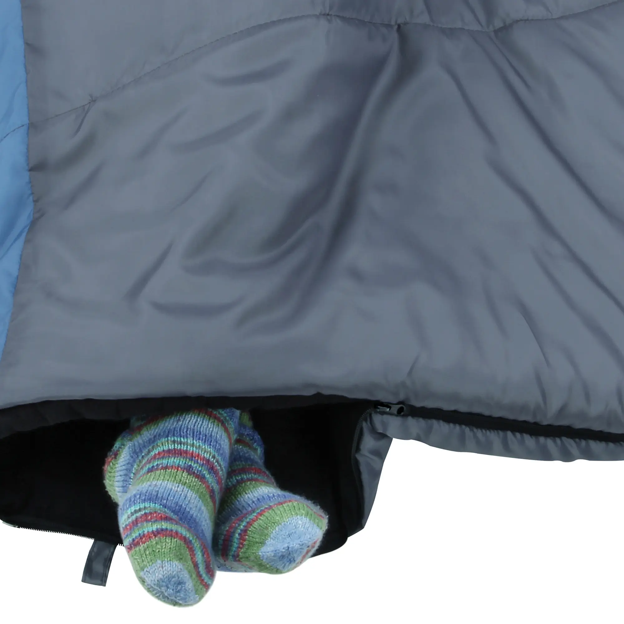 yourGEAR 2 Mann Schlafsack Sumatra Duo, XXL Deckenschlafsack in Grau-Blau, 230x160 cm, mit Reißverschluss und Baumwollfutter, geeignet für 3-4 Jahreszeiten, Füße mit bunten Socken ragen aus dem Schlafsack.