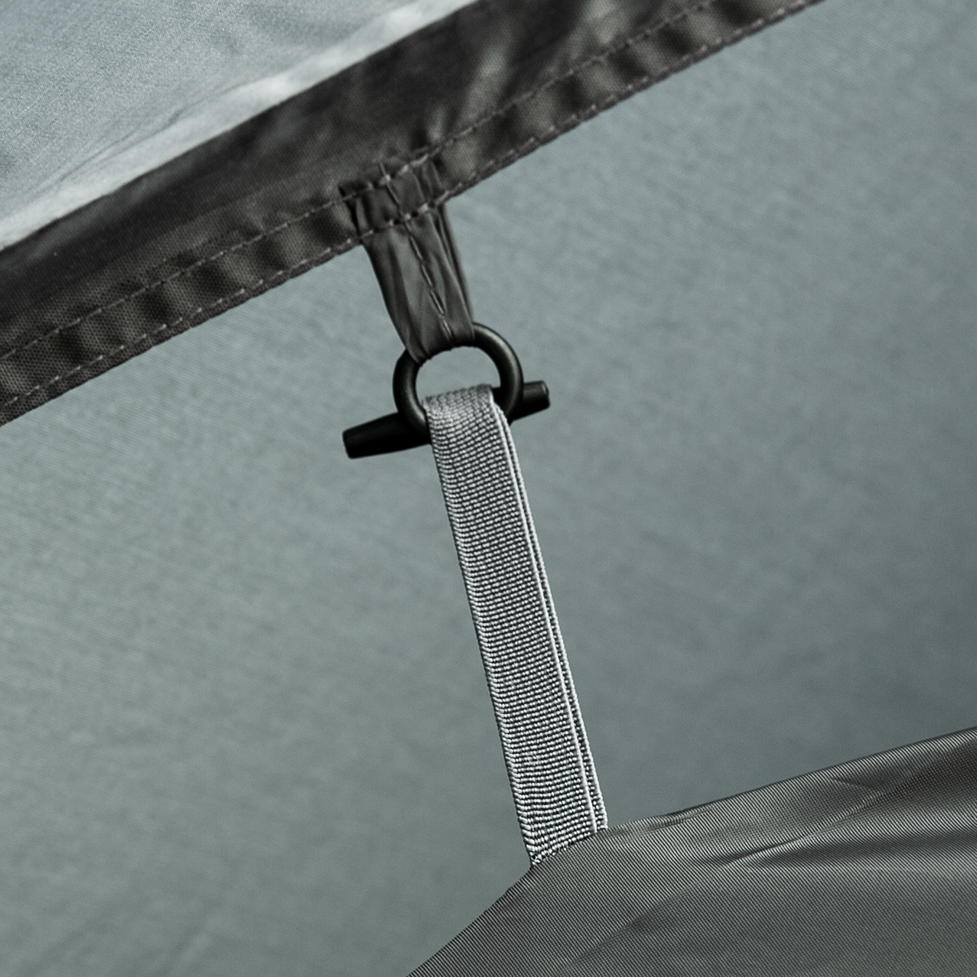 Detalle de la cinta de sujeción interna del your GEAR Zelt Monza 4 personas, mostrando costuras reforzadas y material resistente, ideal para camping.