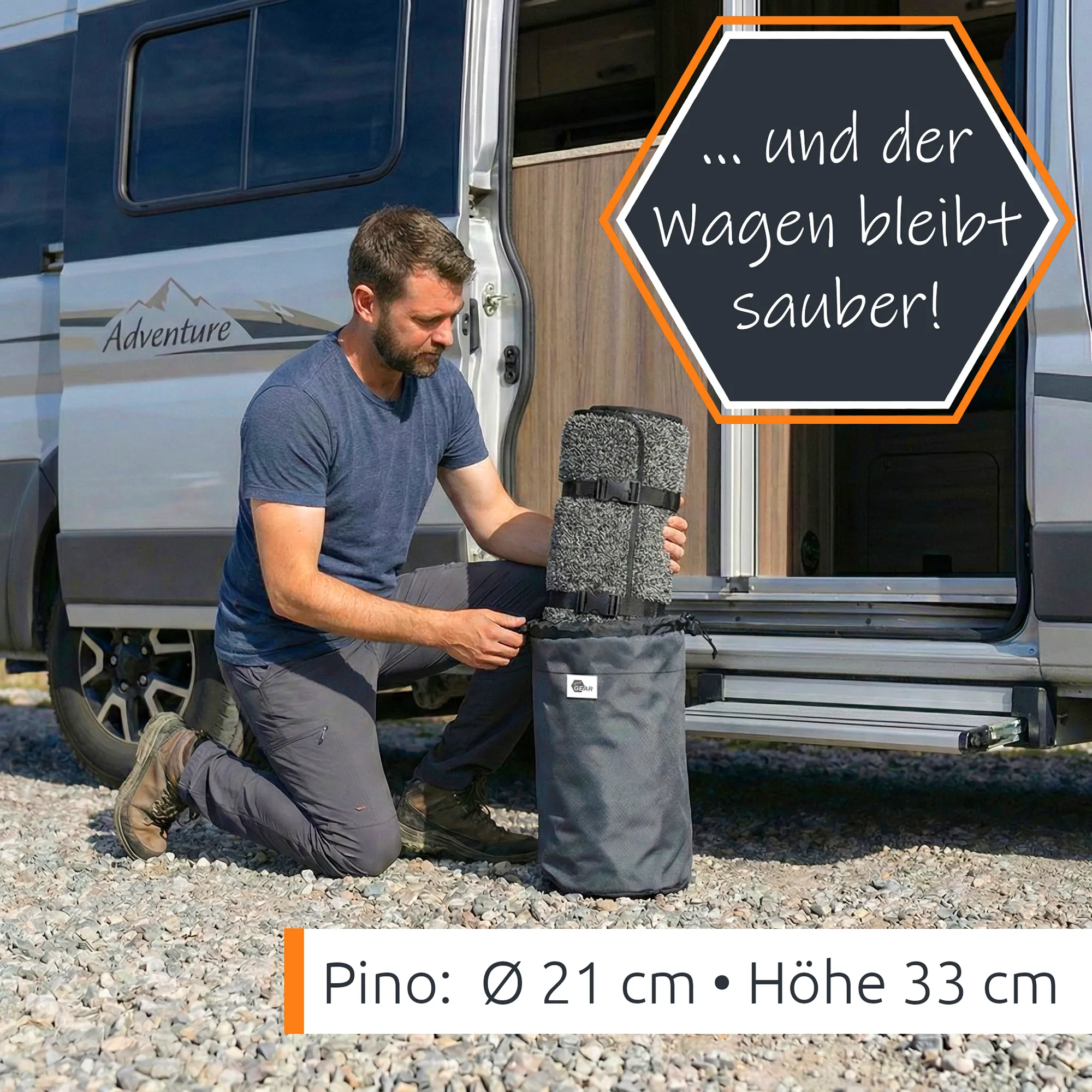 Homme agenouillé range un tapis roulé dans un sac gris devant une camionnette de camping aménagée, texte allemand sur l'image.