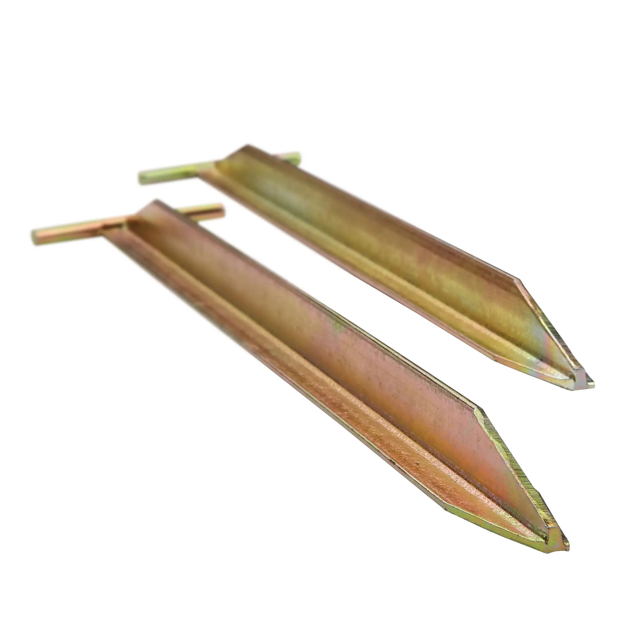 Due robusti picchetti da tenda your GEAR TT 400 in acciaio, profilo a T, lunghezza 400 mm, ideali per fissare tende su terreni duri, colore metallico dorato, estremità appuntita e barra trasversale.
