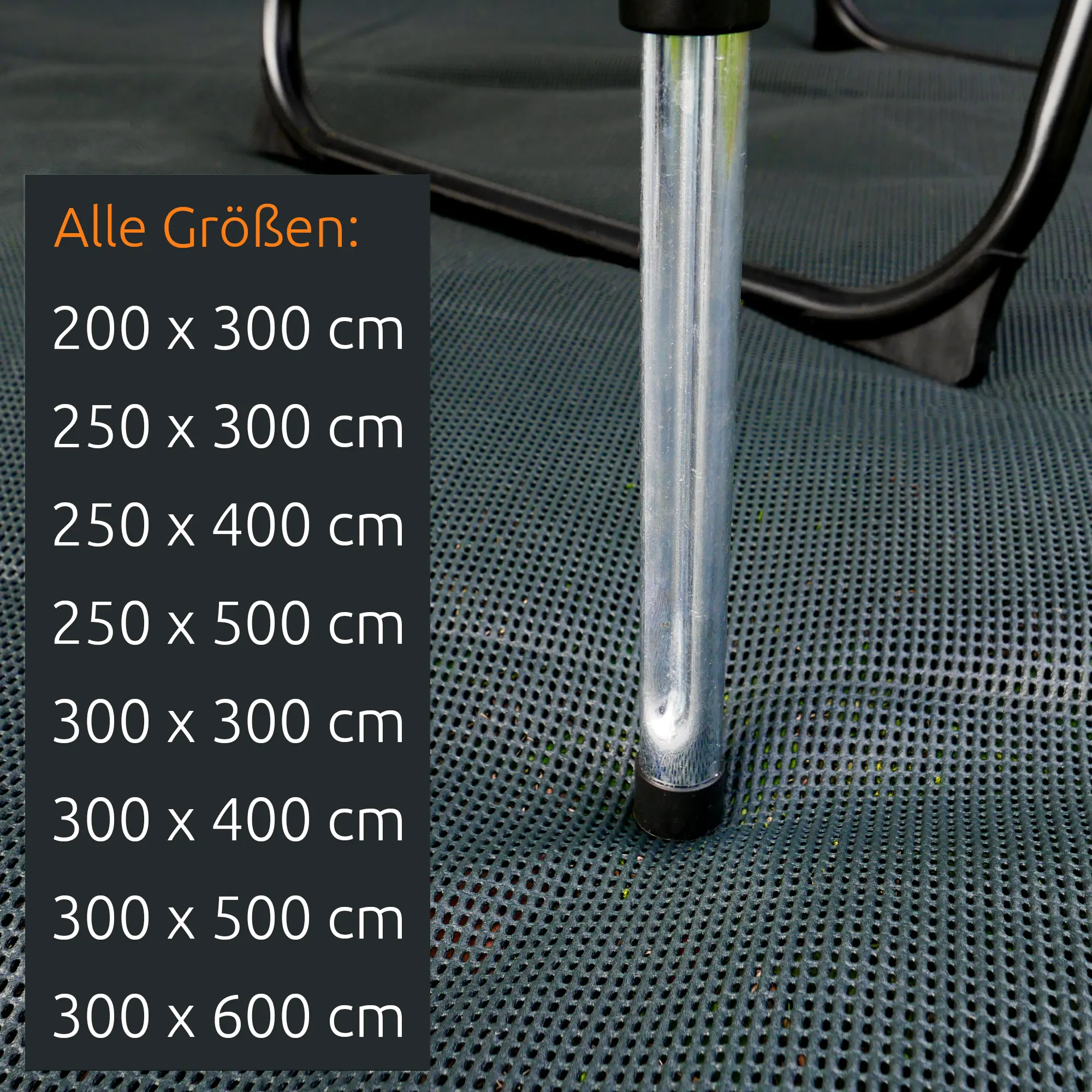 Alfombra exterior your GEAR 250 x 400 cm para caravana, tejido grueso y transpirable, color gris, con listado de tamaños disponibles y estructura perforada visible bajo una pata de mueble. Ideal para camping y avance.