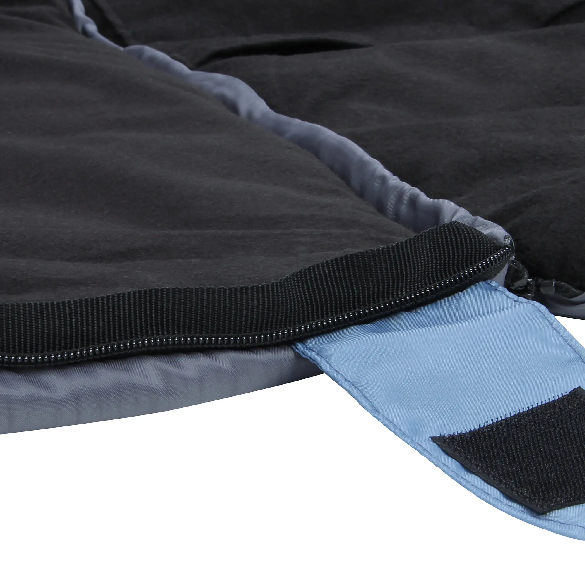 Dettaglio del yourGEAR Schlafsack Pali -3°C: vista ravvicinata della cerniera e della patta di chiusura in tessuto blu e nero, materiale leggero, ideale come sacco a mummia estivo compatto.