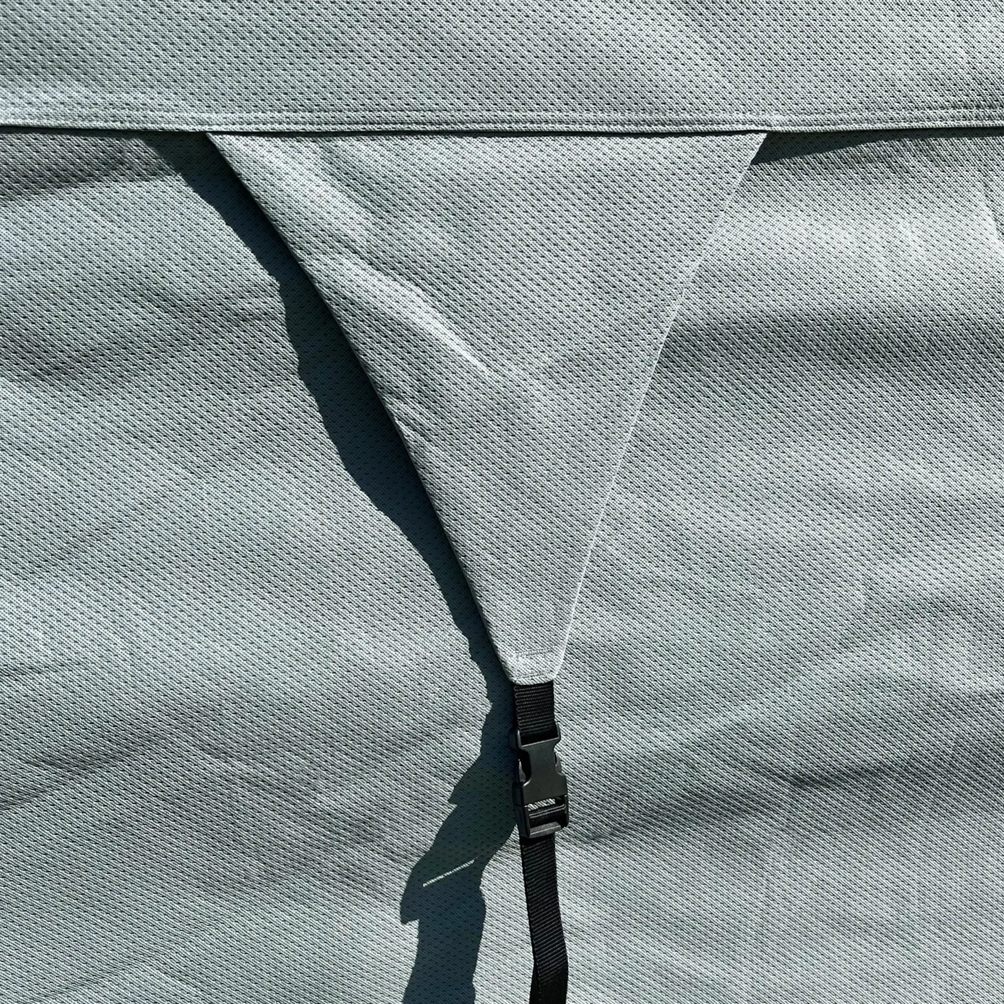 Copertura per caravan your GEAR Naro M grigia a 4 strati, dettaglio del materiale traspirante in polipropilene con fibbia di fissaggio nera, ideale per proteggere il caravan Hobby beachy 360 dalle intemperie.