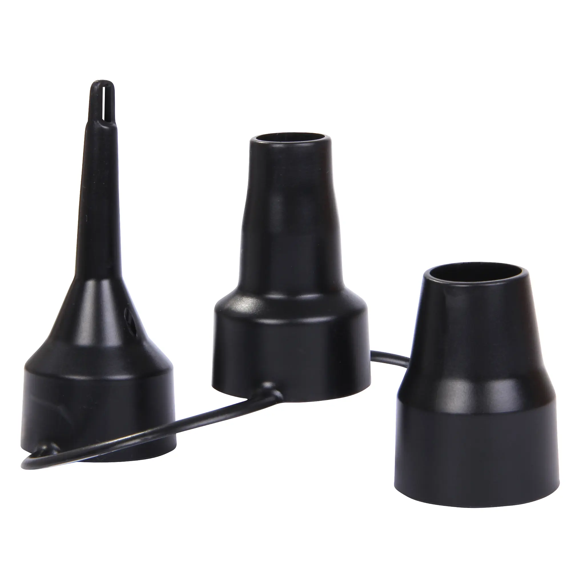 Tre adattatori neri per pompa aria elettrica Blueborn P40, realizzati in plastica, con diverse forme e dimensioni per gonfiare materassi, piscine o giochi d'acqua, collegati da un filo.