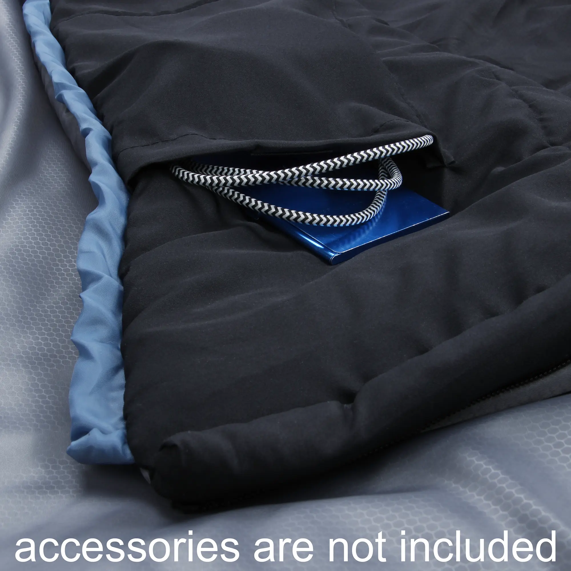 Primer plano del yourGEAR Schlafsack Ostria, saco de dormir rectangular azul y gris para verano, mostrando un bolsillo exterior con cremallera y ribete azul claro. Diseño ligero y compacto, ideal para trekking.