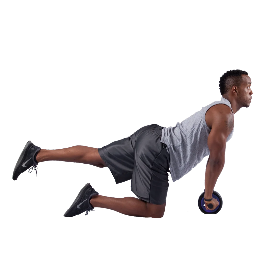 Uomo esegue esercizio a terra con Spirit Carnegie Ab Toner Roller a doppia ruota, ideale per allenamento di addominali e schiena. Indossa abbigliamento sportivo, posizione su ginocchia e mani sul roller.