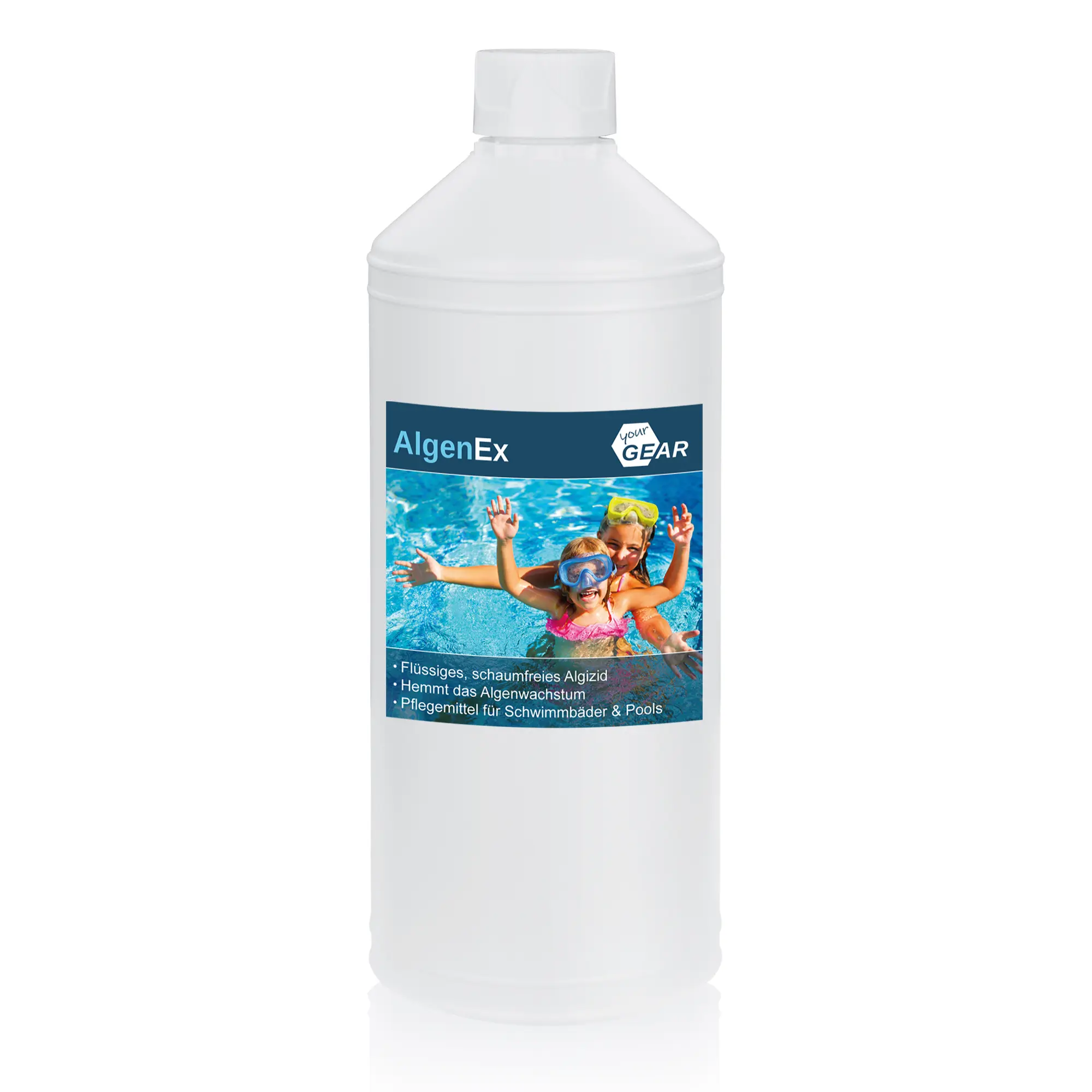 1-Liter-Flasche yourGEAR AlgenEx Konzentrat, schaumfreies Algenmittel für Pools, mit blauem Etikett, Produktbezeichnung, Anwendungshinweisen und Bild von zwei schwimmenden Personen im Pool.