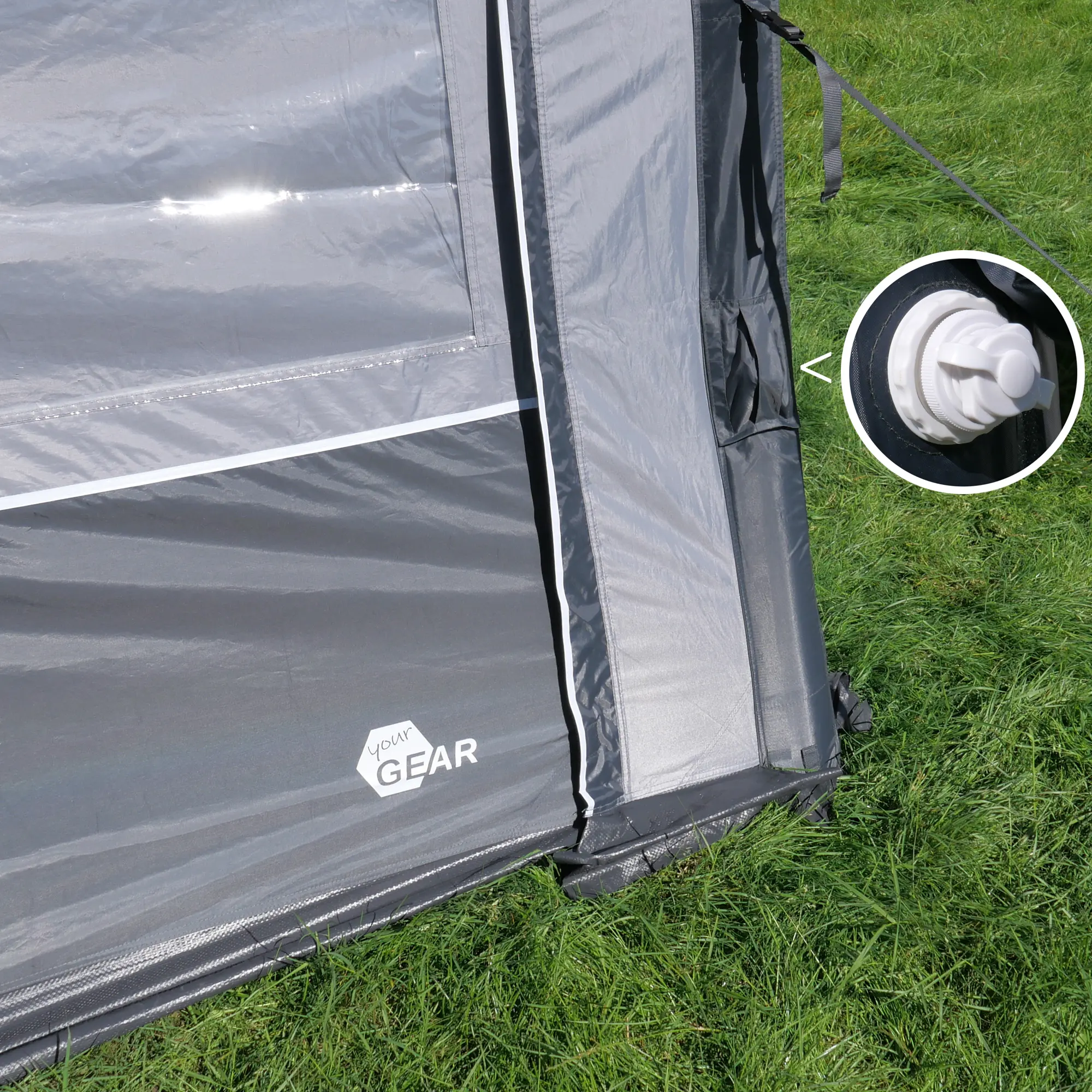 Avance lateral del toldo hinchable your GEAR Porto 340 Air en color gris, con detalle de la válvula de inflado y logotipo visible, sobre césped verde. Ideal para caravana o autocaravana.