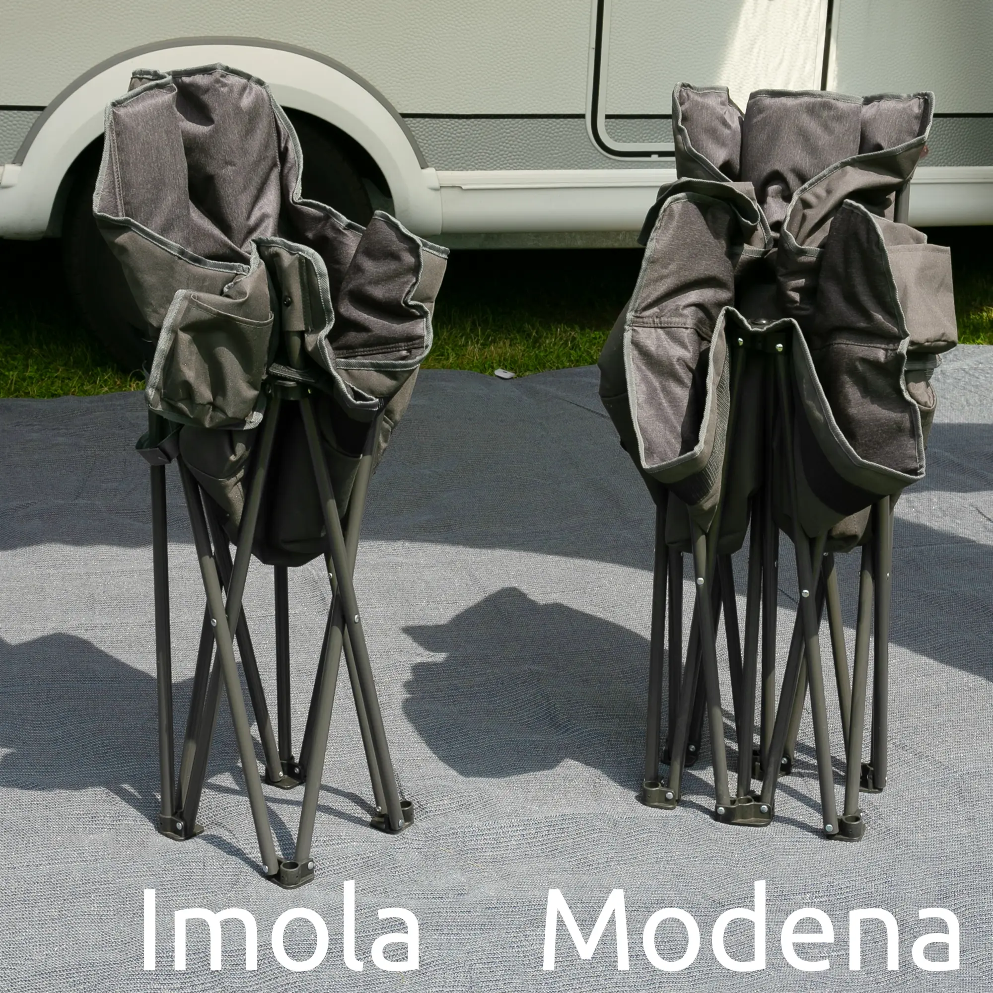 Silla de camping your GEAR Imola XXL plegada, extra ancha, acolchada, respaldo alto, estructura de acero robusta y tela Oxford 600D en dos tonos, junto a otra silla plegable para comparación de tamaño.