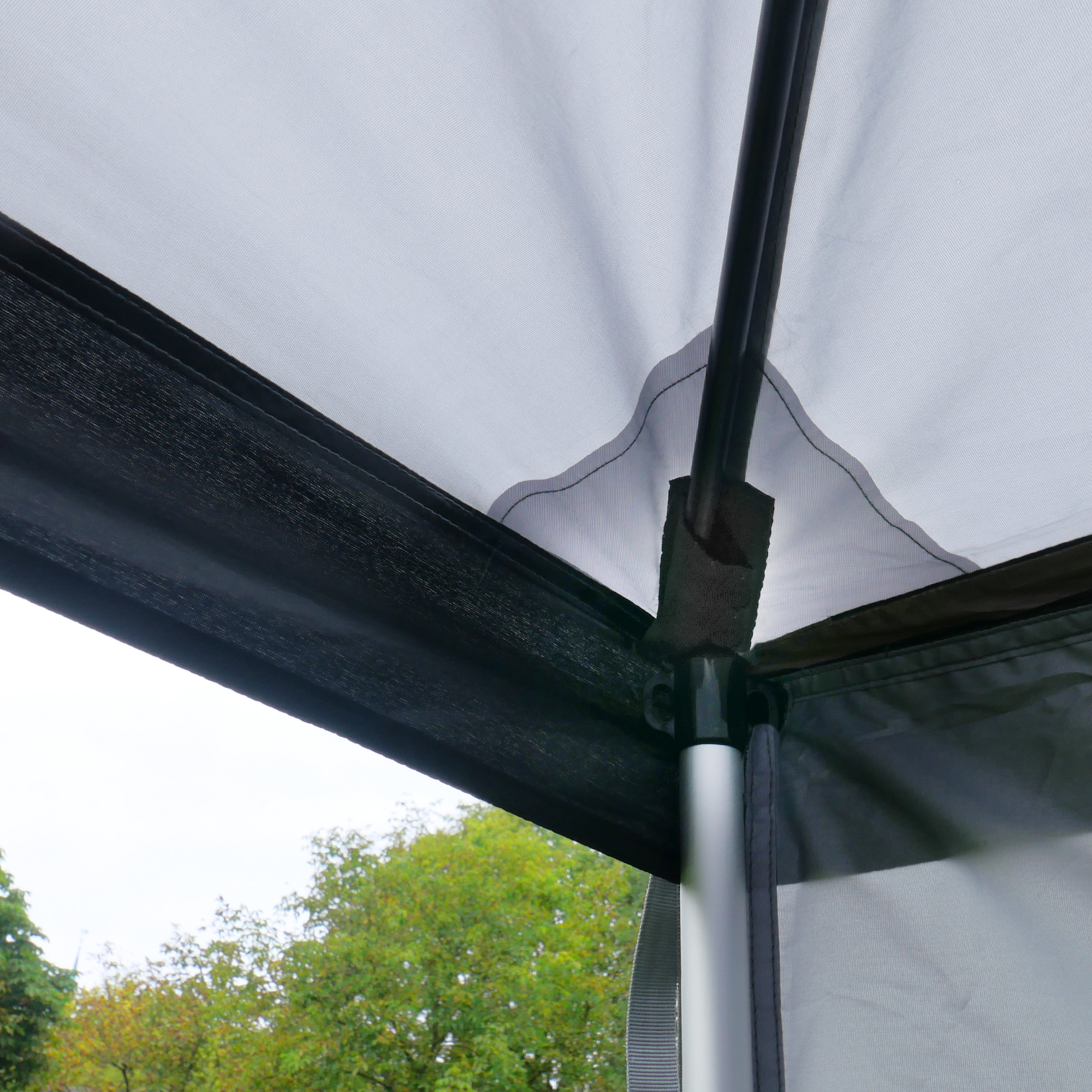 Dettaglio del your GEAR Parasol: struttura in alluminio e fibra di vetro, tessuto resistente e cuciture rinforzate, ideale come tettoia per van, camper o bus, misura 260x260 cm con pareti laterali.