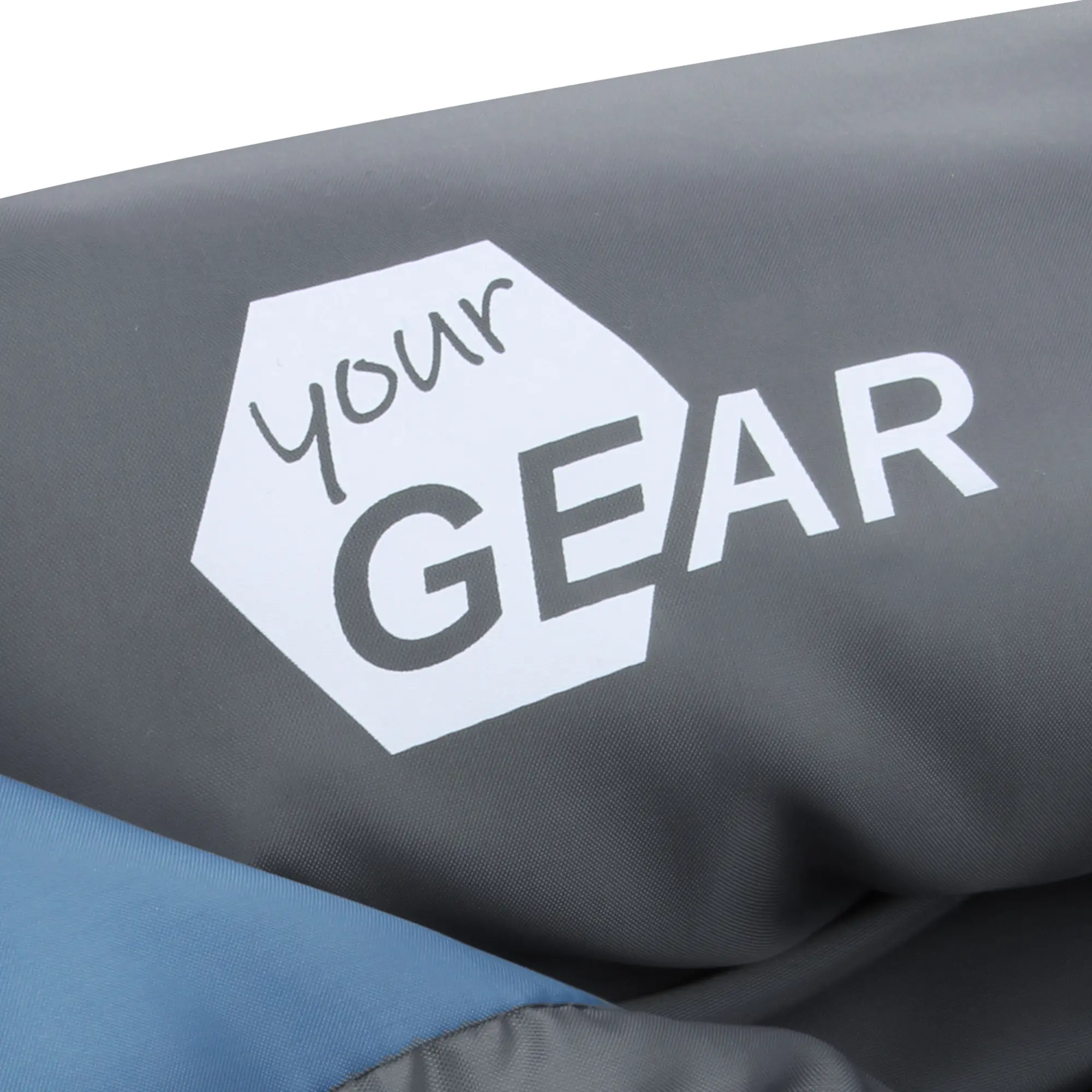 Primo piano del logo yourGEAR su un sacco a pelo mummia Sirocco blu e grigio, tessuto resistente, adatto per 3-4 stagioni, ideale per campeggio con temperature fino a -18°C.