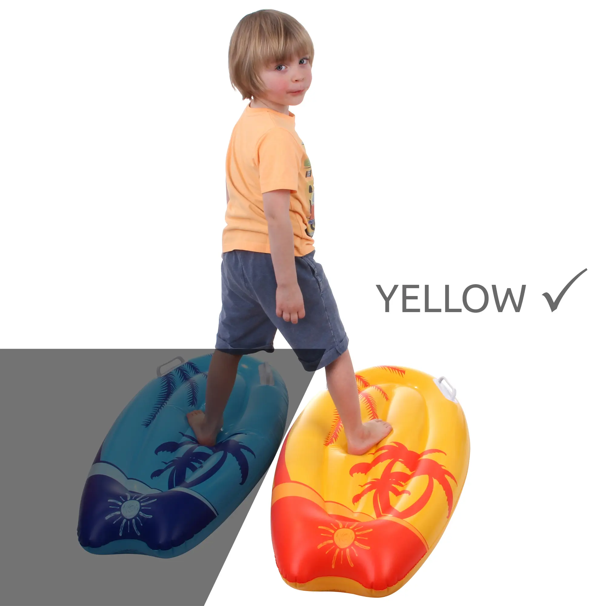 Bambino in piedi su Jilong Kick-Board Wave Wakeboard arancione 95x45x15 cm, tavola gonfiabile con maniglie ed elegante design tropicale, ideale per piscina e mare, adatta a bambini dai 4 anni.