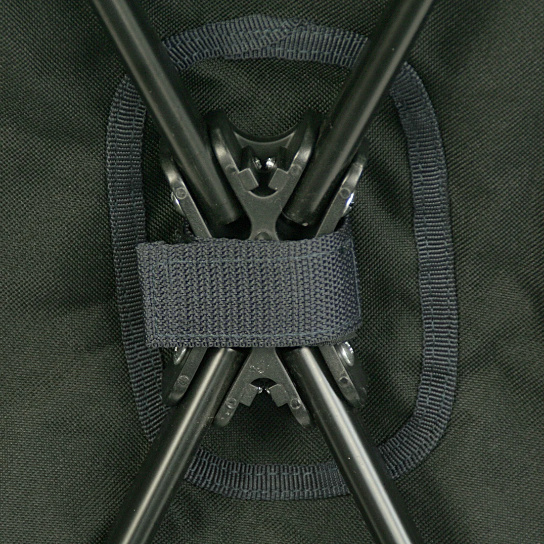 Detalle del mecanismo de plegado del Bollerwagen 10T Foldy Trolley XL, mostrando estructura metálica negra cruzada y correa de sujeción en tela resistente. Ideal para playa y transporte familiar.