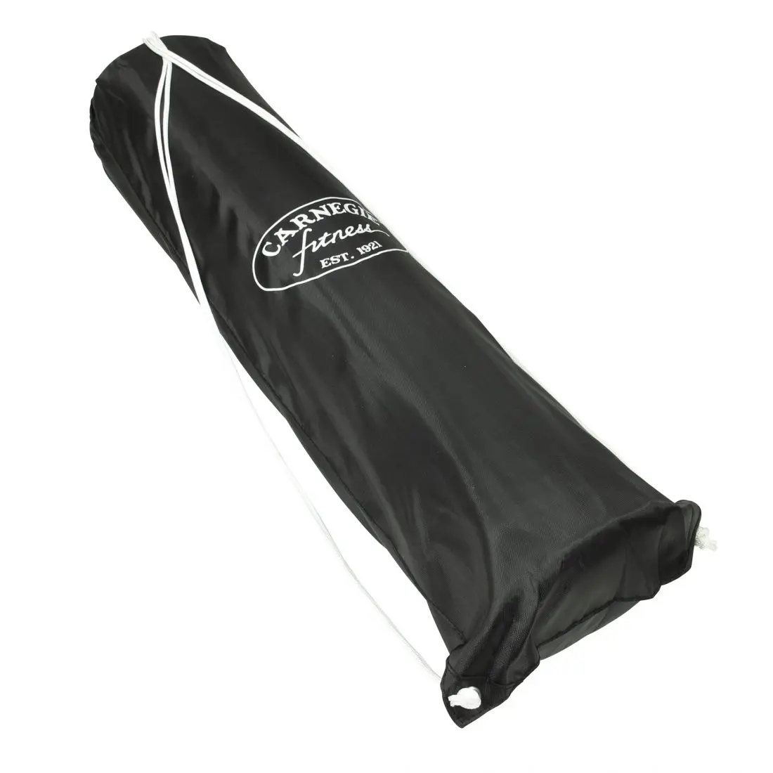 Bolsa de yoga Carnegie Classic negra de nailon impermeable, con cordón blanco y logotipo “Carnegie Fitness”, ideal para esterillas de hasta 65 cm de largo y 14 cm de diámetro, resistente y ligera para pilates o gimnasio.